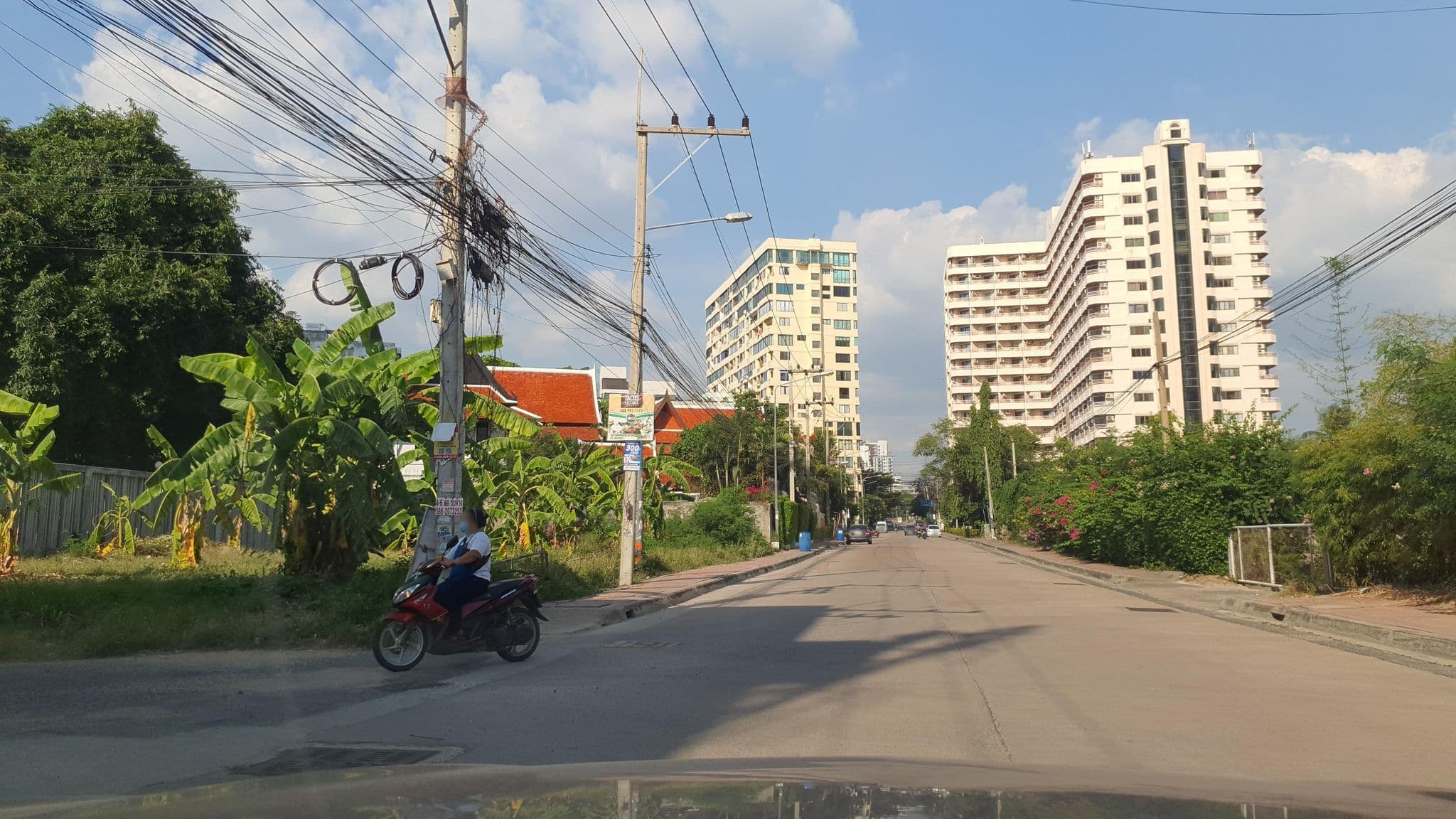 Street view near JARDIN Hotel, Pattaya — © jrcarlsen (CC BY-SA · Mapillary)