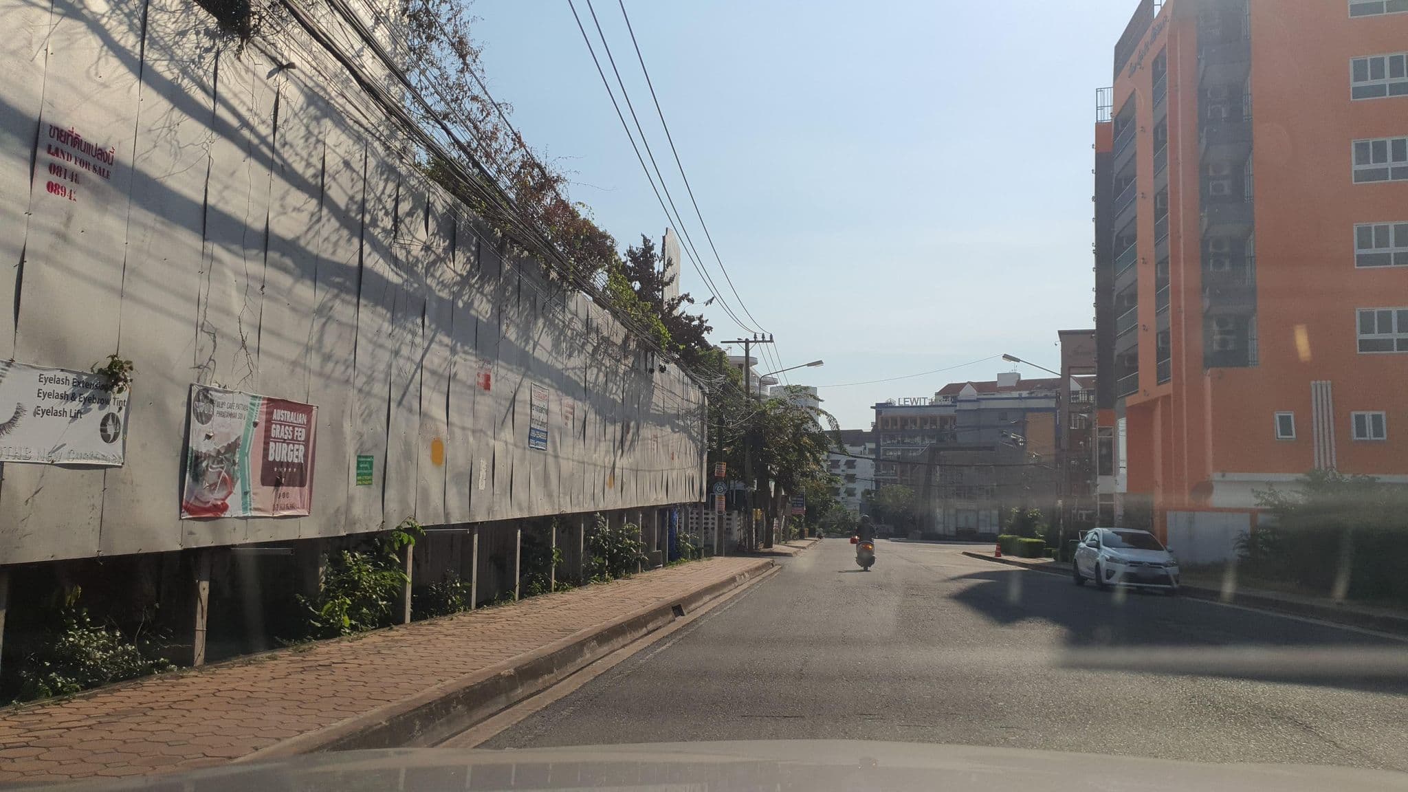 Street view near Kly Unique Hotel, Pattaya