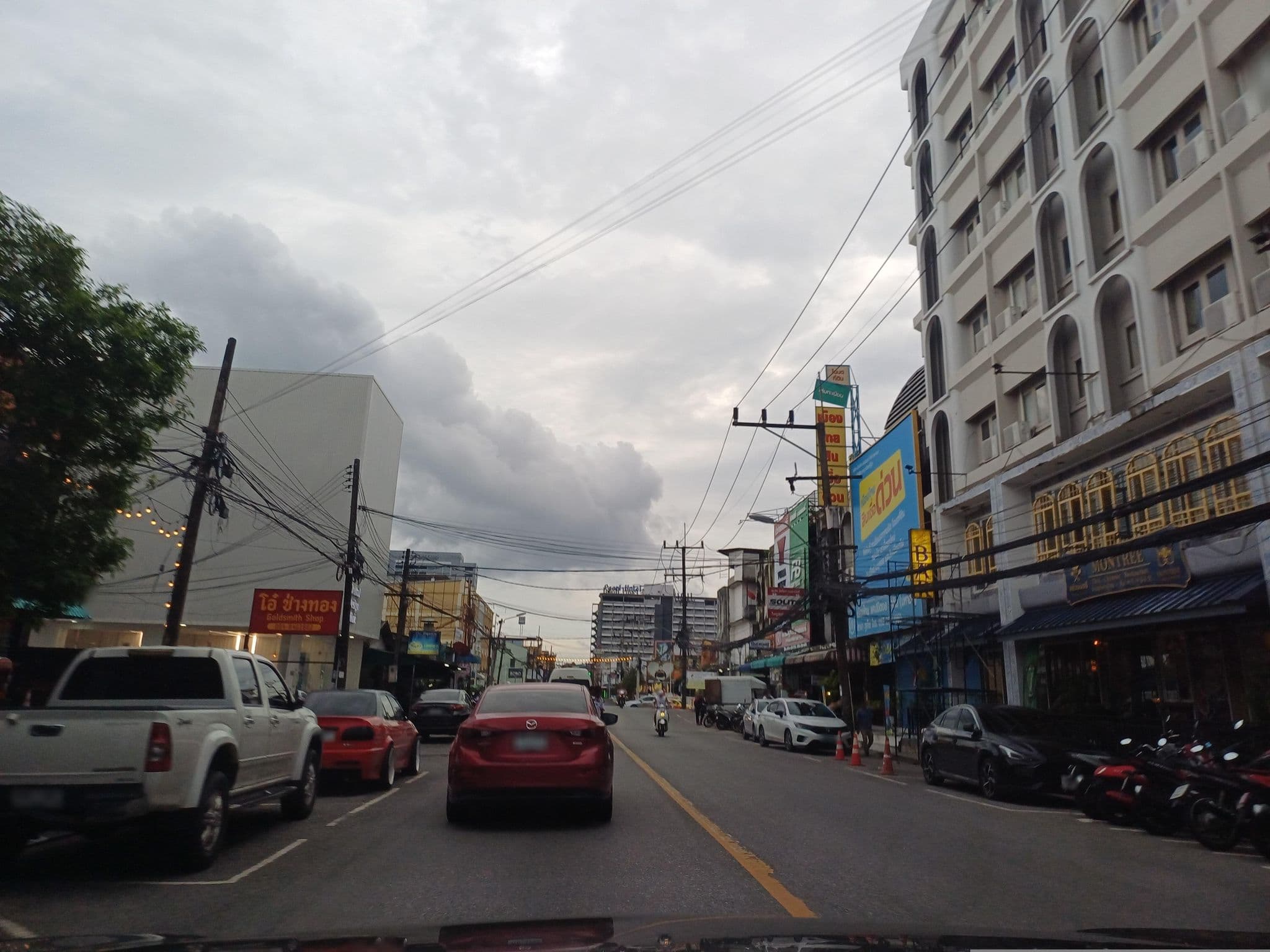 Street view near Montree Phuket Hotel, Ban Talat Yai — © EakMor (CC BY-SA · Mapillary)