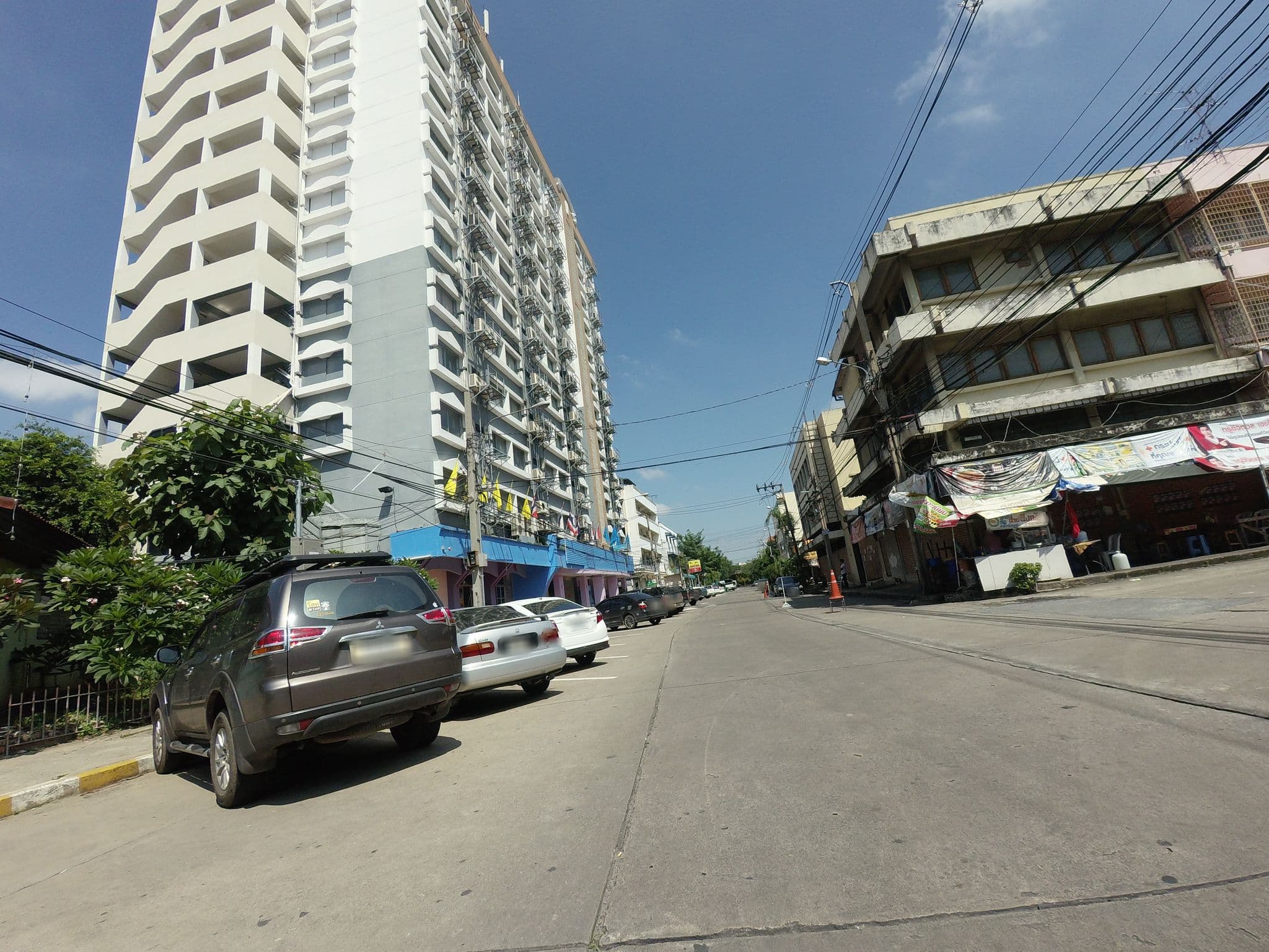 Street view near HappyLand Mansion, Khlong Chan — © mishari (CC BY-SA · Mapillary)