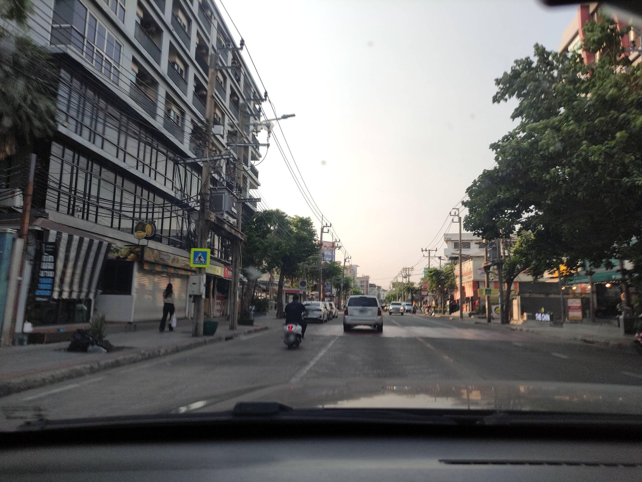 Street view near 101 Holiday Suite, Khlong Chan — © kasetitkml_pipitchai (CC BY-SA · Mapillary)