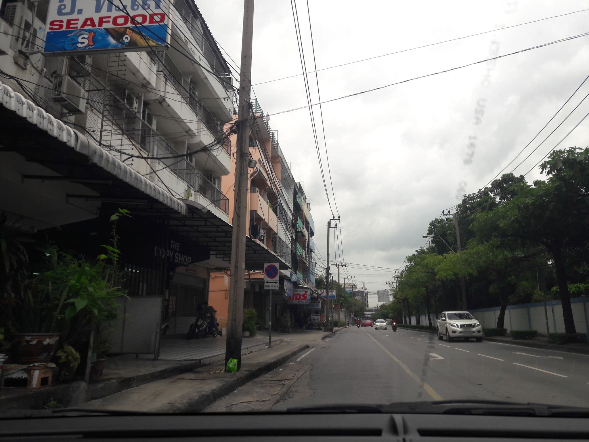 Street view near Catchup Hotel โรงแรมแมว แคทชับ, Ban Khlong Sakae — © dukeduke (CC BY-SA · Mapillary)