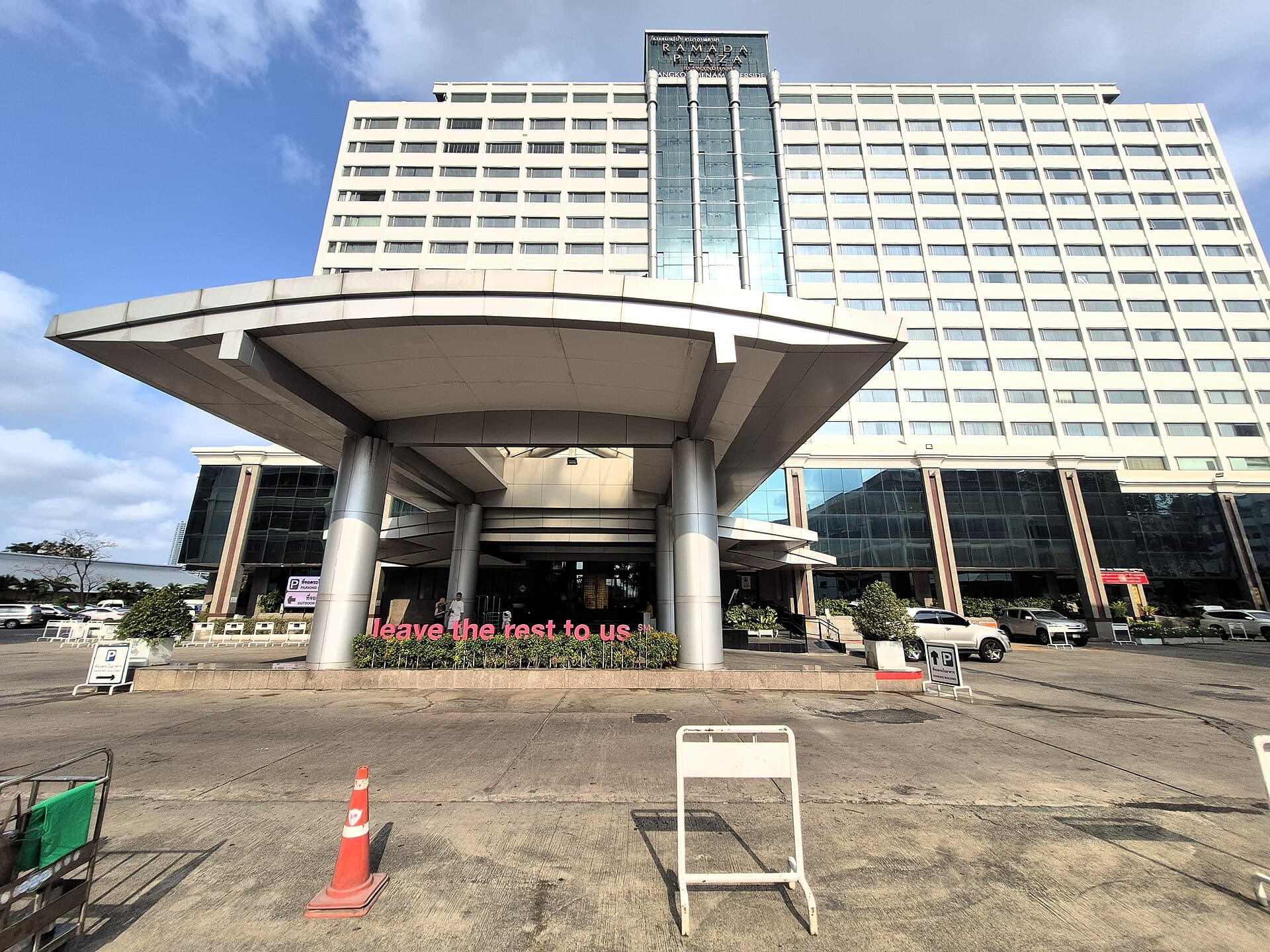 Ramada Plaza by Wyndham Bangkok Menam Riverside (via Wikimedia Commons, CC BY-SA 4.0)