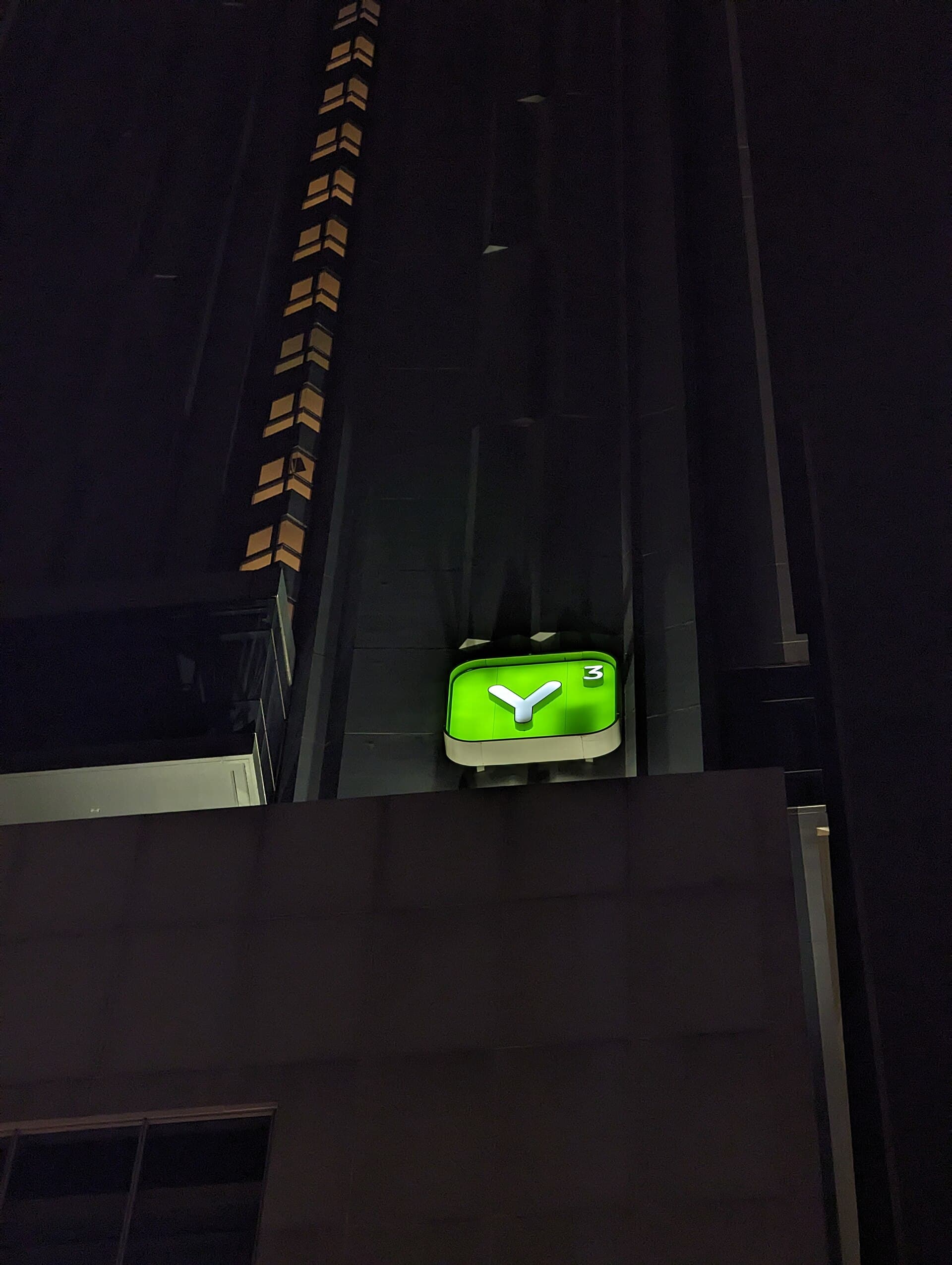 Triple Y Hotel (via Wikimedia Commons, CC0)