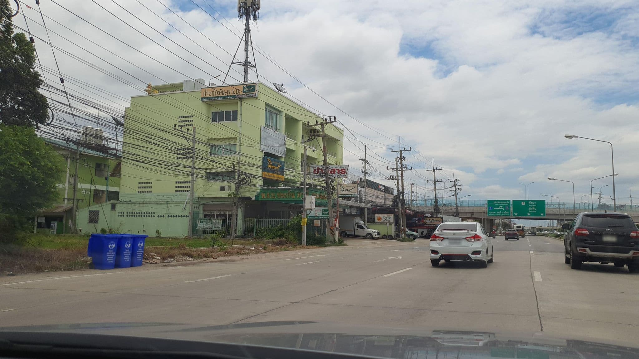 Street view near Wave Inn Hotel, Bang Lamung — © jrcarlsen (CC BY-SA · Mapillary)