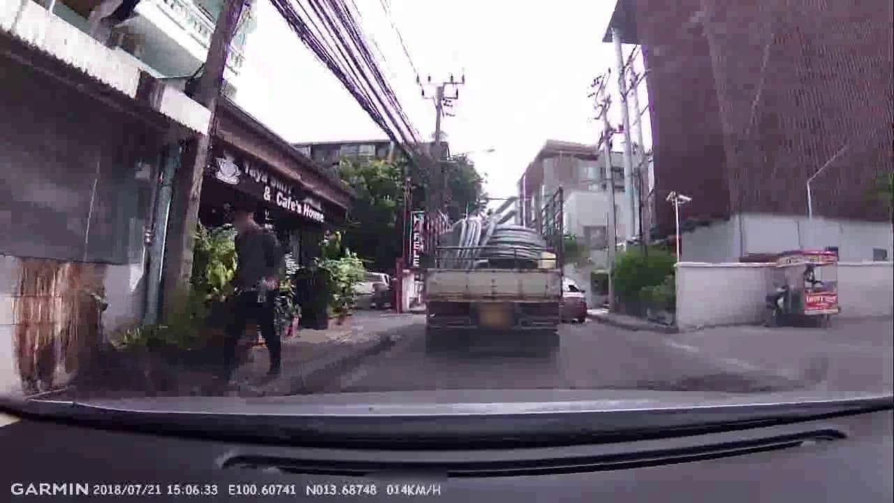 Street view near Olive Hotel Bangkok 64, Phra Khanong — © noonishere (CC BY-SA · Mapillary)