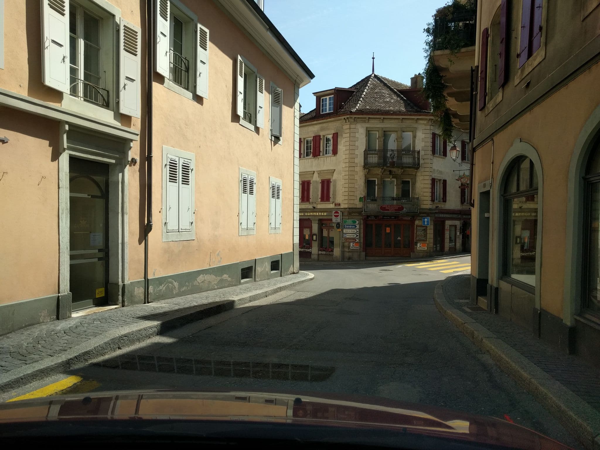 Street view near Hôtel-Restaurant du Commerce, Aubonne — © pirboazo (CC BY-SA · Mapillary)