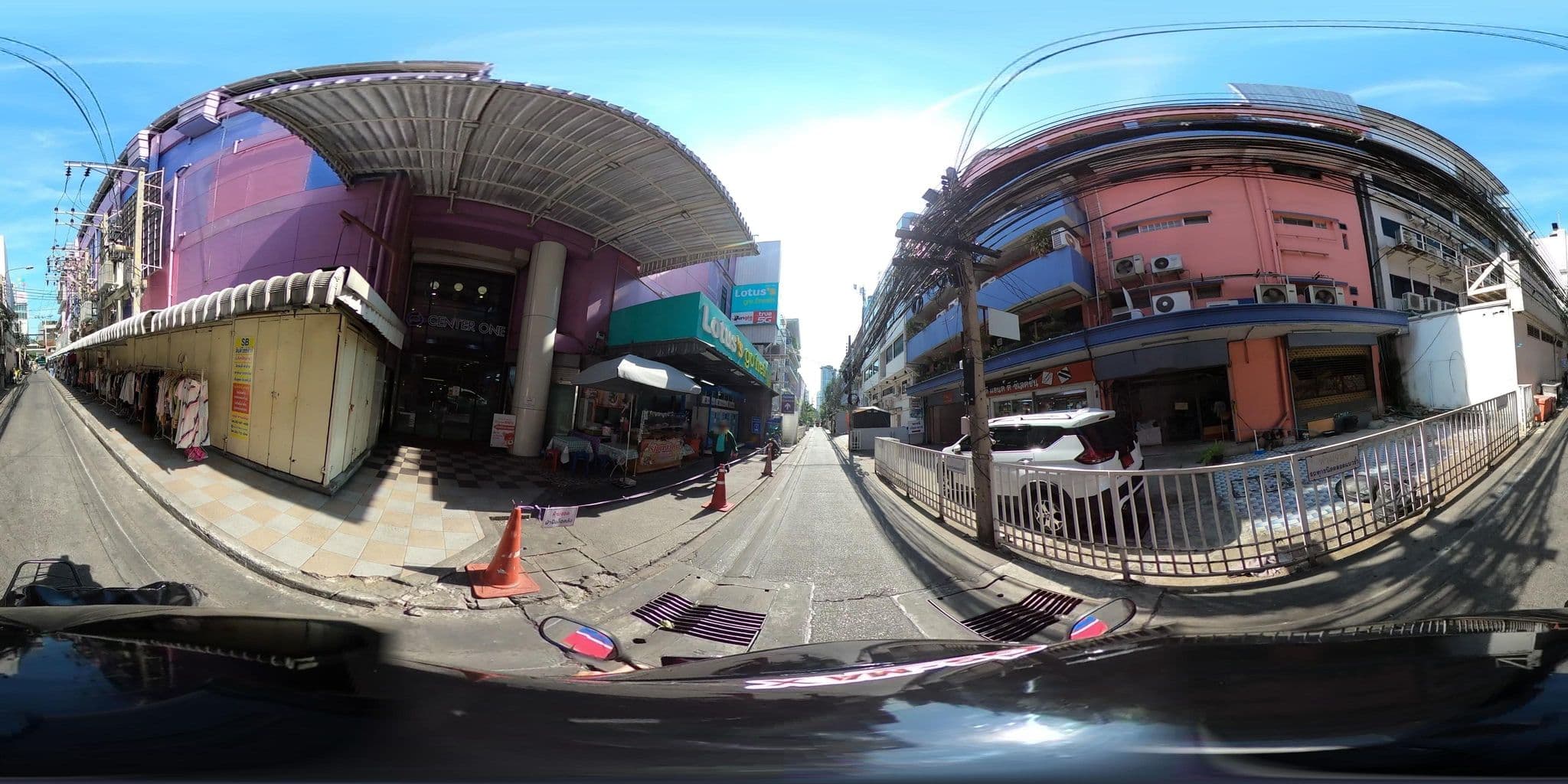 Street view near Yello Rooms Hotel Victory Monument, Ratchathewi — © NatchaponJ (CC BY-SA · Mapillary)
