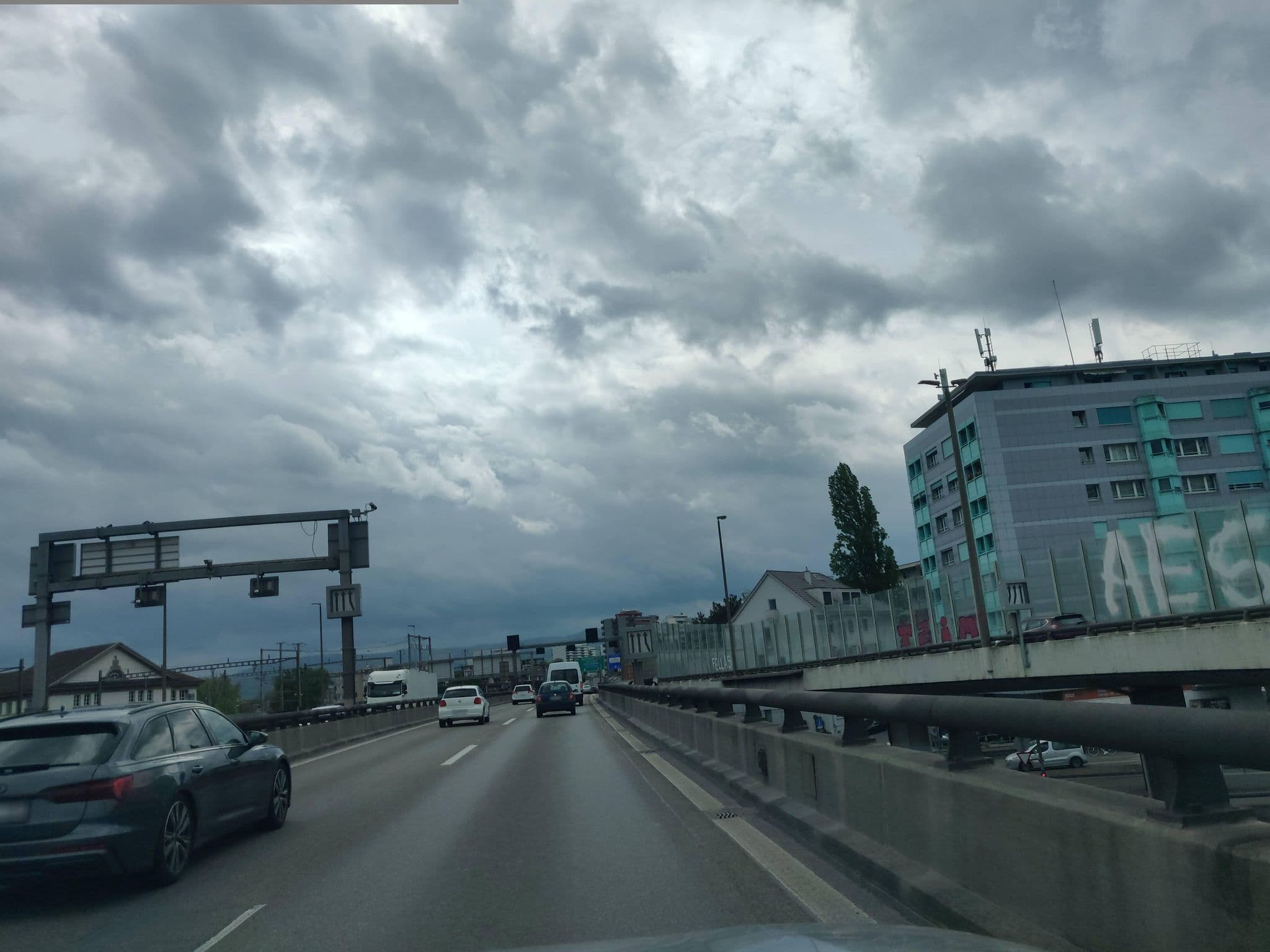Street view near Das Breite Hotel, Birsfelden — © Yha1 (CC BY-SA · Mapillary)