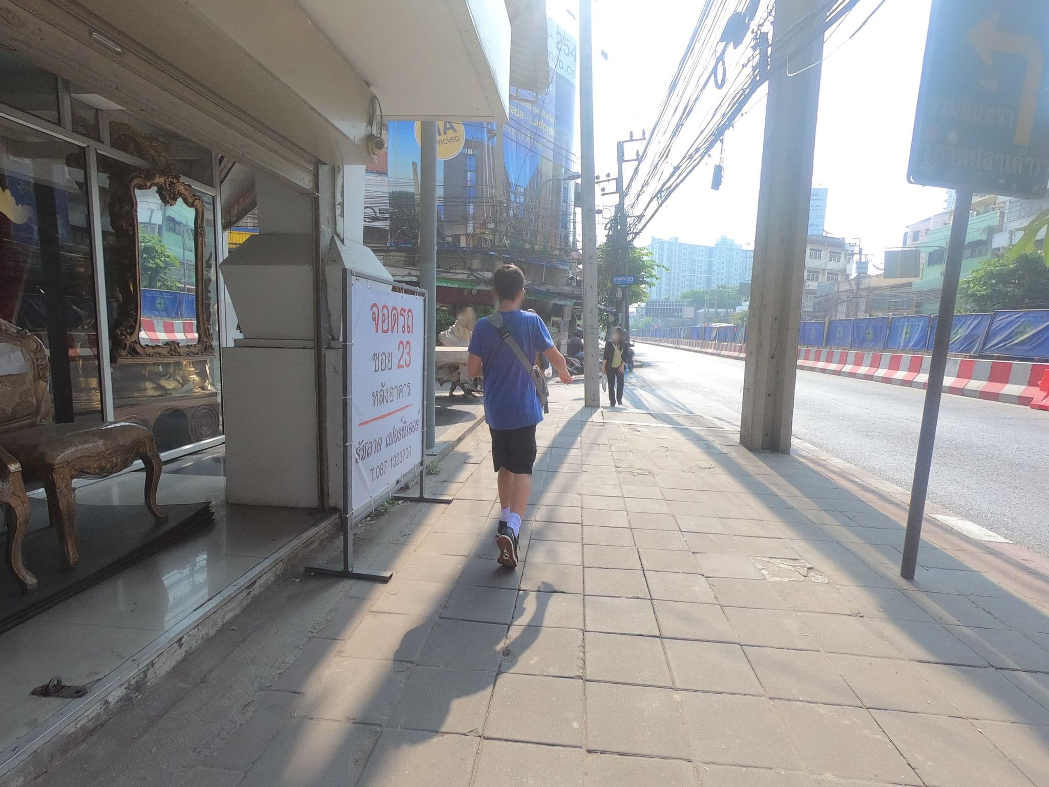 Street view near Mybed Ratchada Bangkok hotel, Chomphon — © ozflor (CC BY-SA · Mapillary)