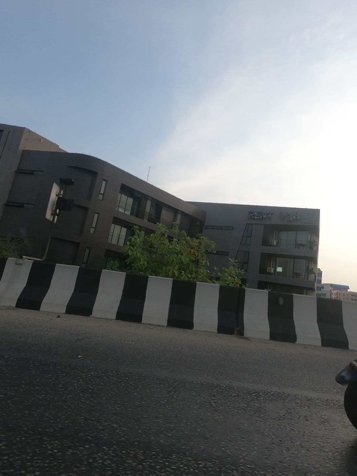 Street view near Iconic Hotel, Chatuchak — © ozflor (CC BY-SA · Mapillary)
