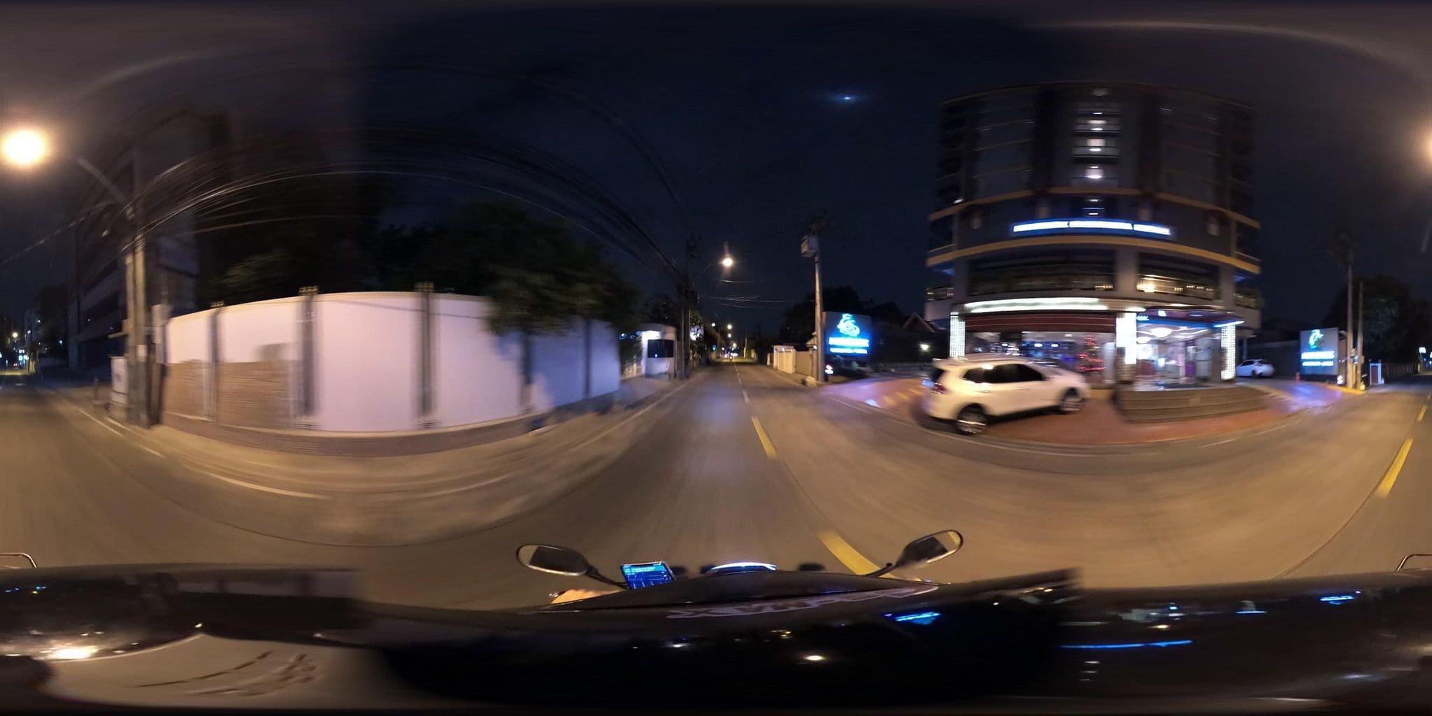 Street view near Maverick Ratchada Hotel, Din Daeng — © NatchaponJ (CC BY-SA · Mapillary)
