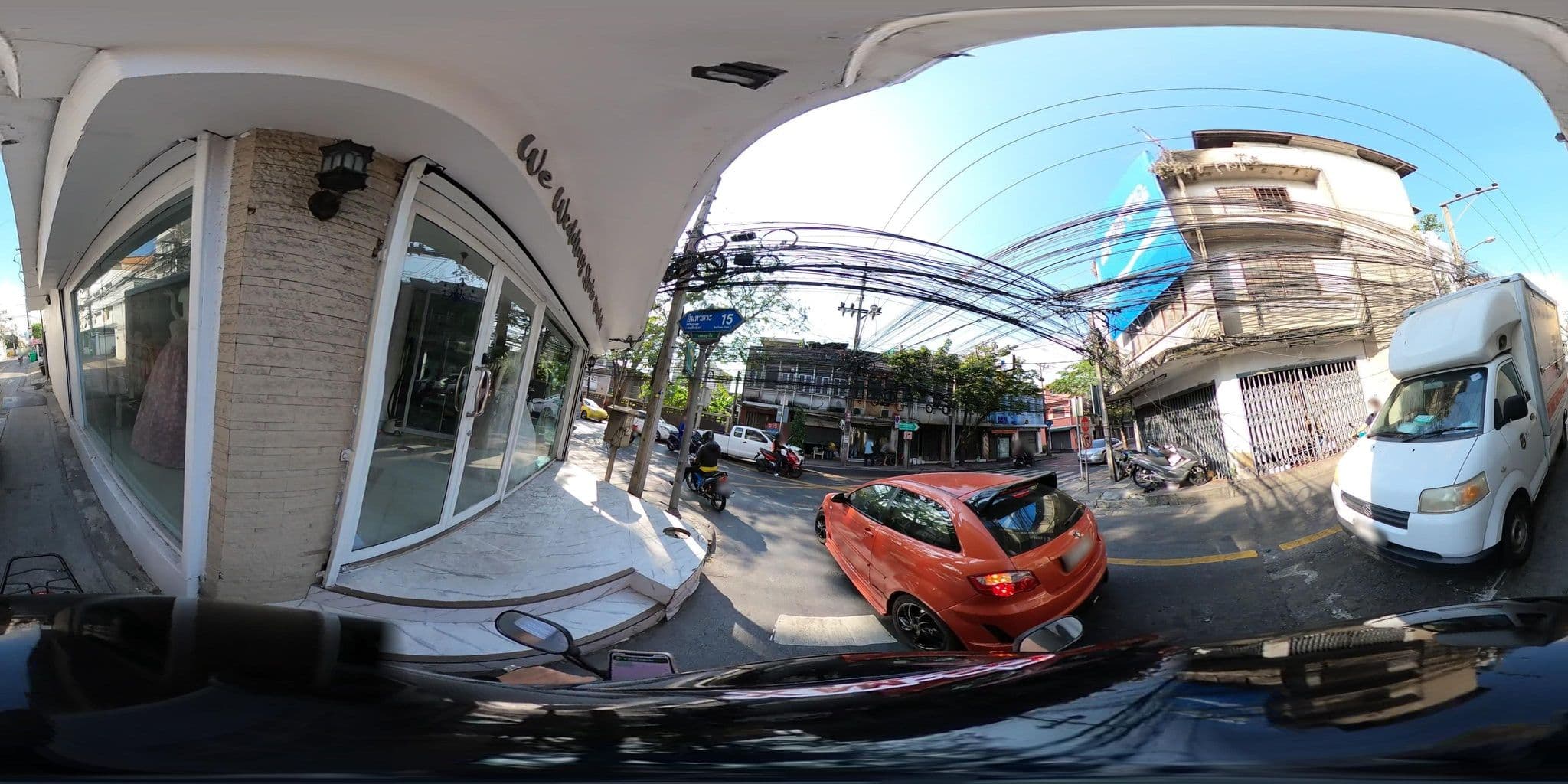 Street view near Pluem Dee 32 Hotel, Din Daeng — © NatchaponJ (CC BY-SA · Mapillary)