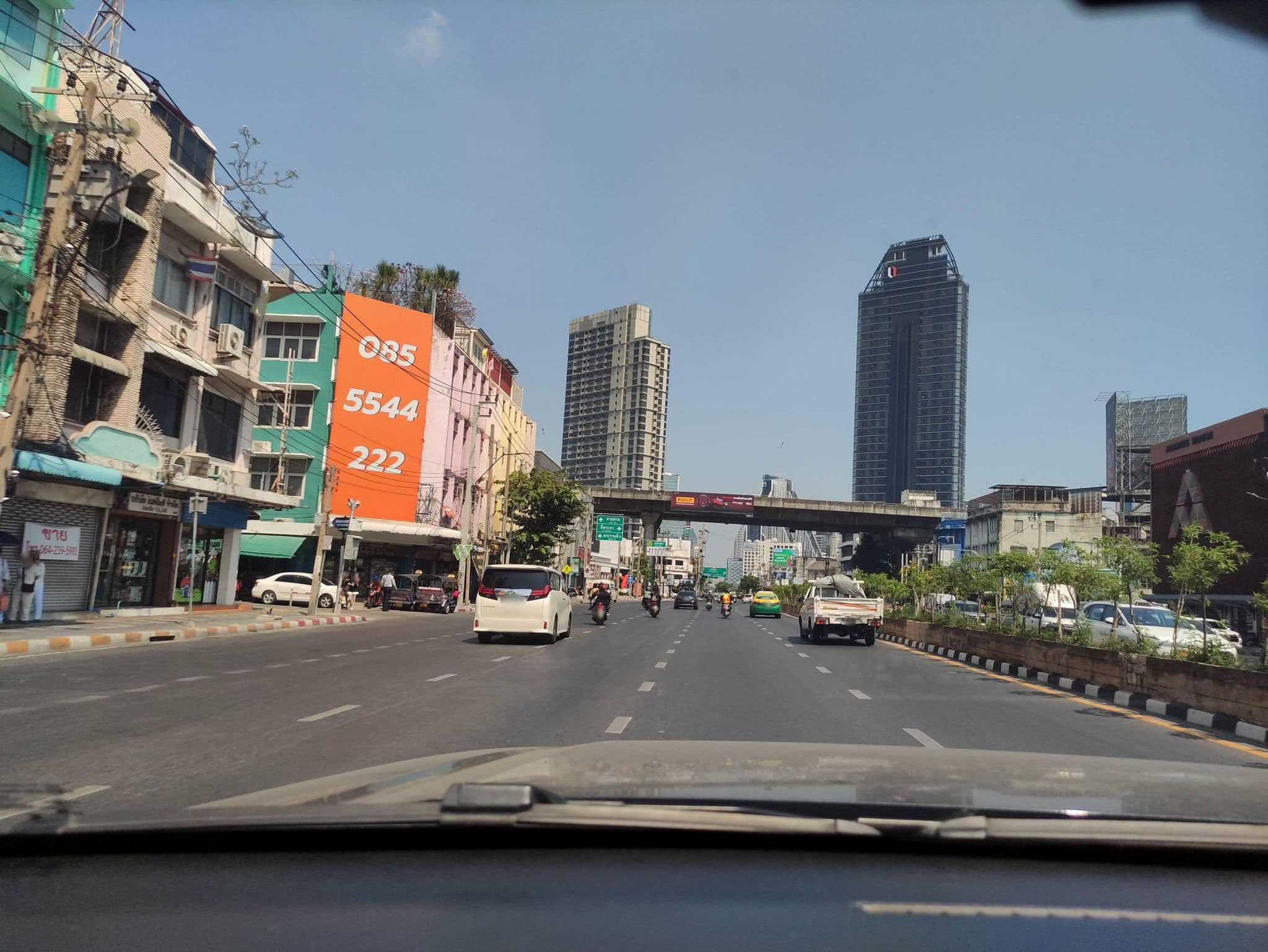 Street view near Adamus House, Pathum Wan — © kasetitkml_pipitchai (CC BY-SA · Mapillary)