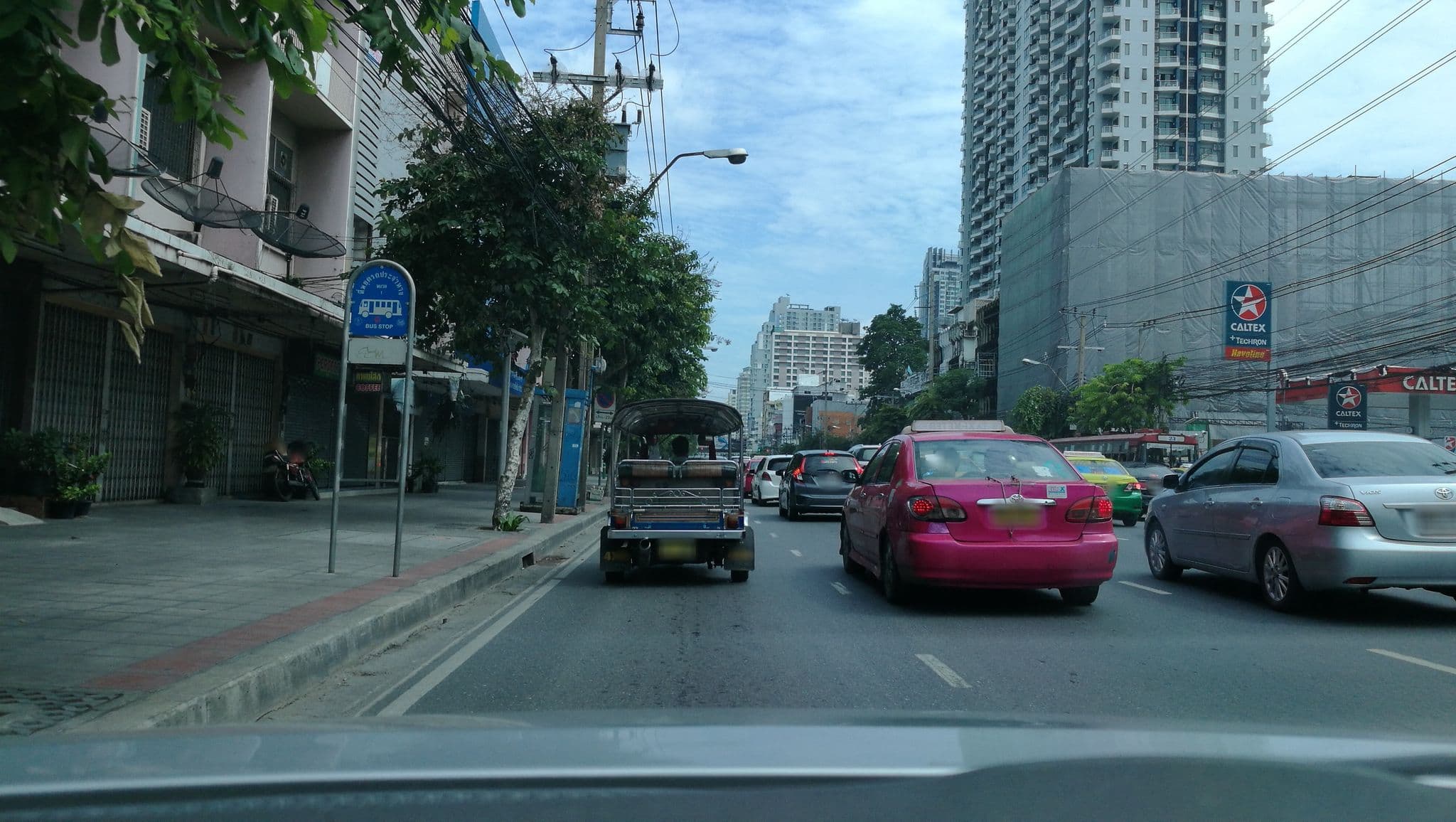 Street view near zimple place Phetchaburi, Bangkok Riverside — © ratirat (CC BY-SA · Mapillary)