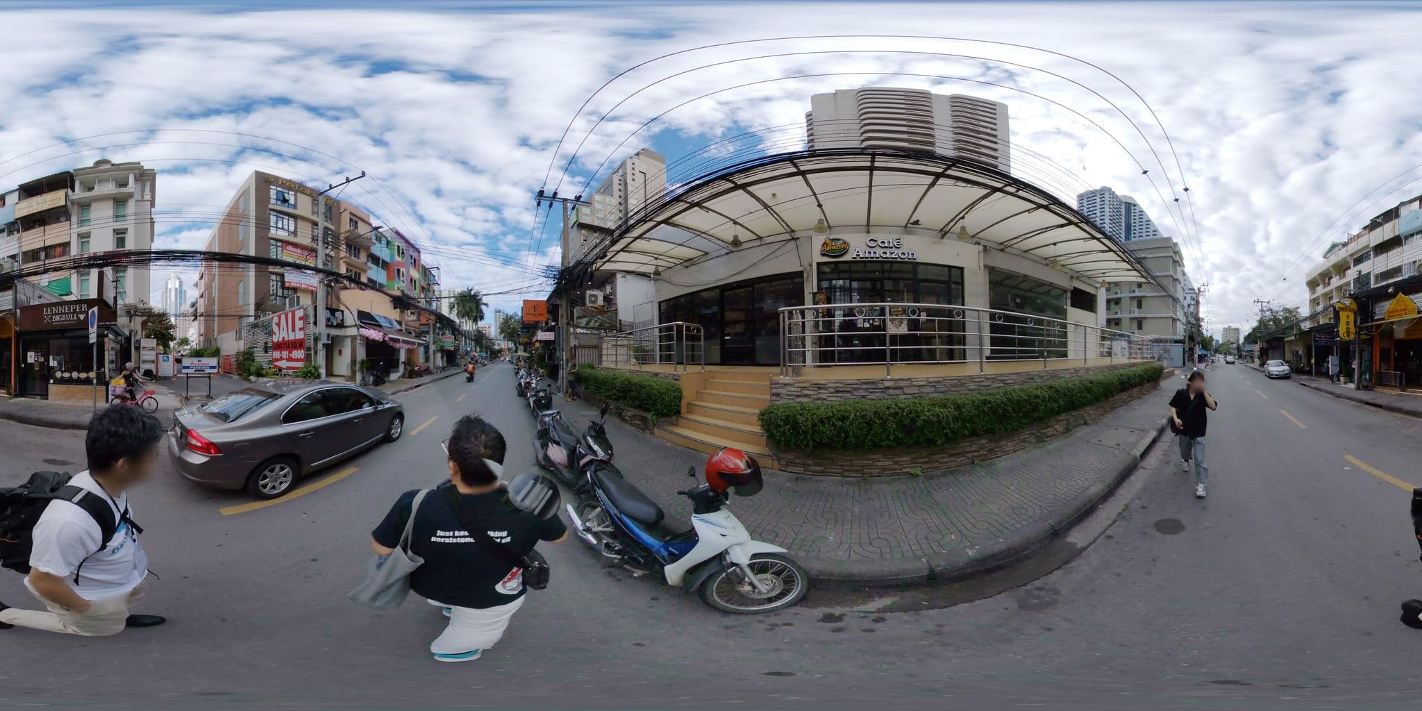 Street view near The Dawin Hotel, Makkasan