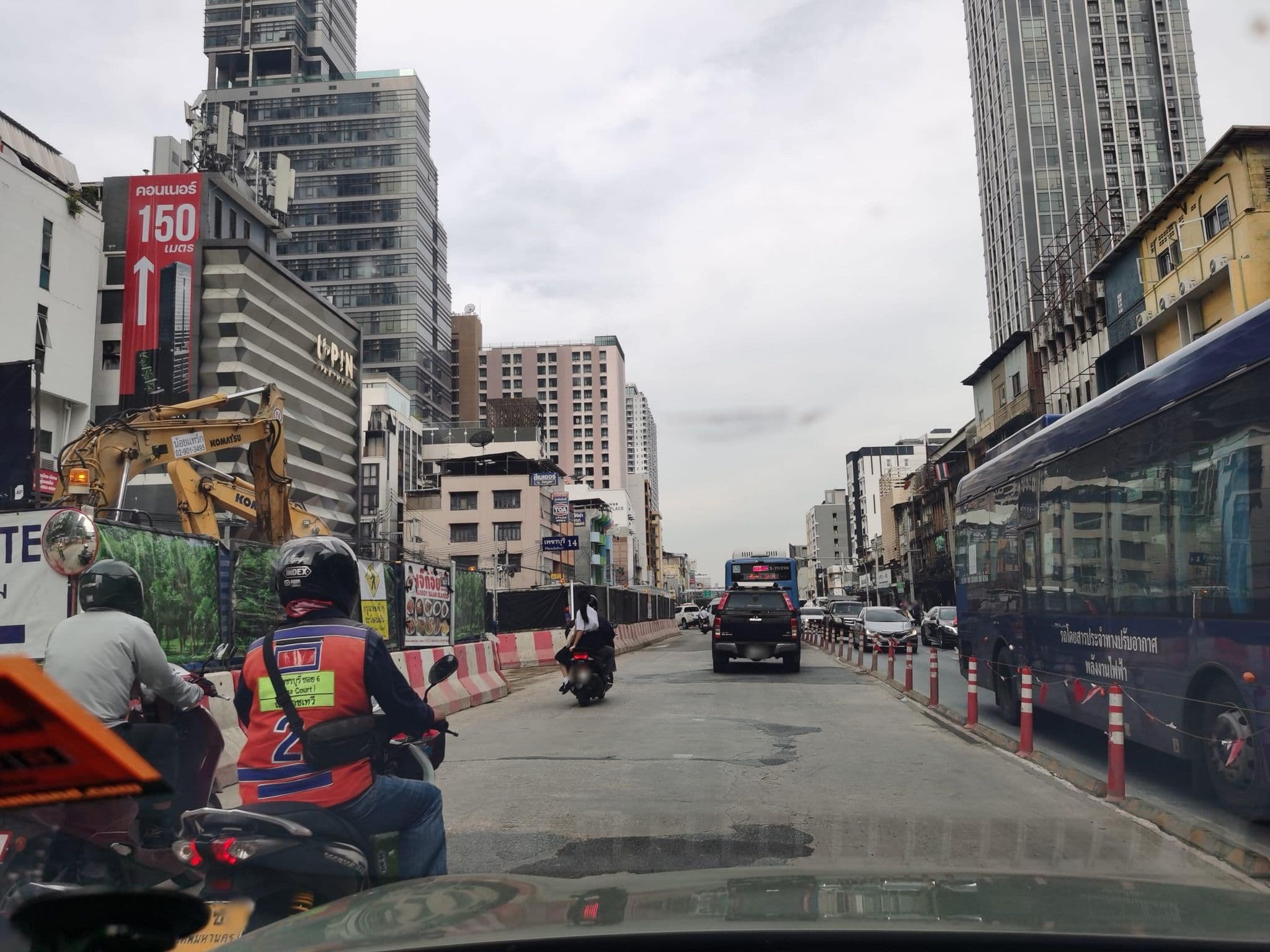 Street view near Lemon Siam Hostel, Ratchathewi — © lin_wang (CC BY-SA · Mapillary)
