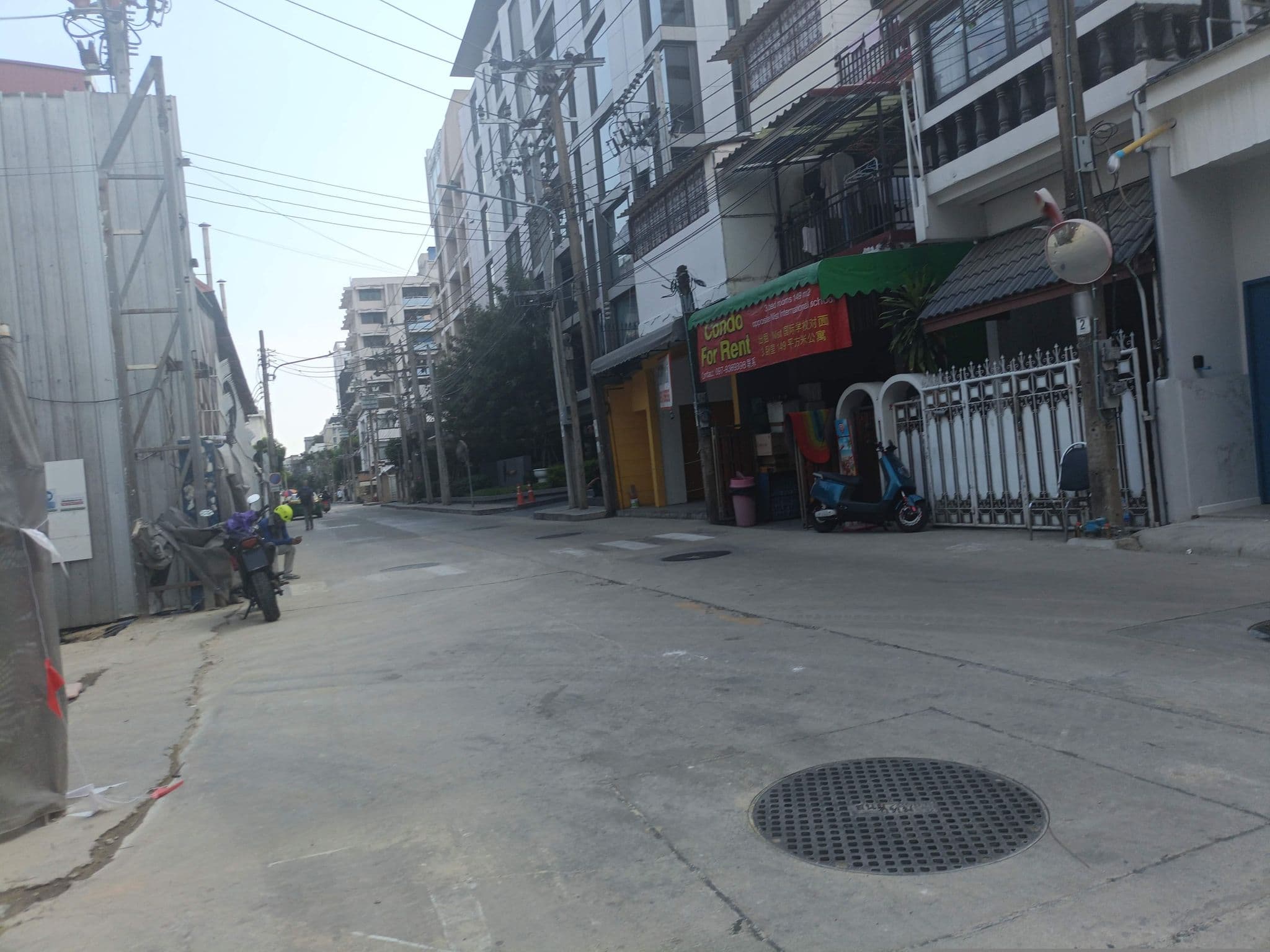 Street view near 3 Plus 1 Hostel, Makkasan — © skillsy (CC BY-SA · Mapillary)