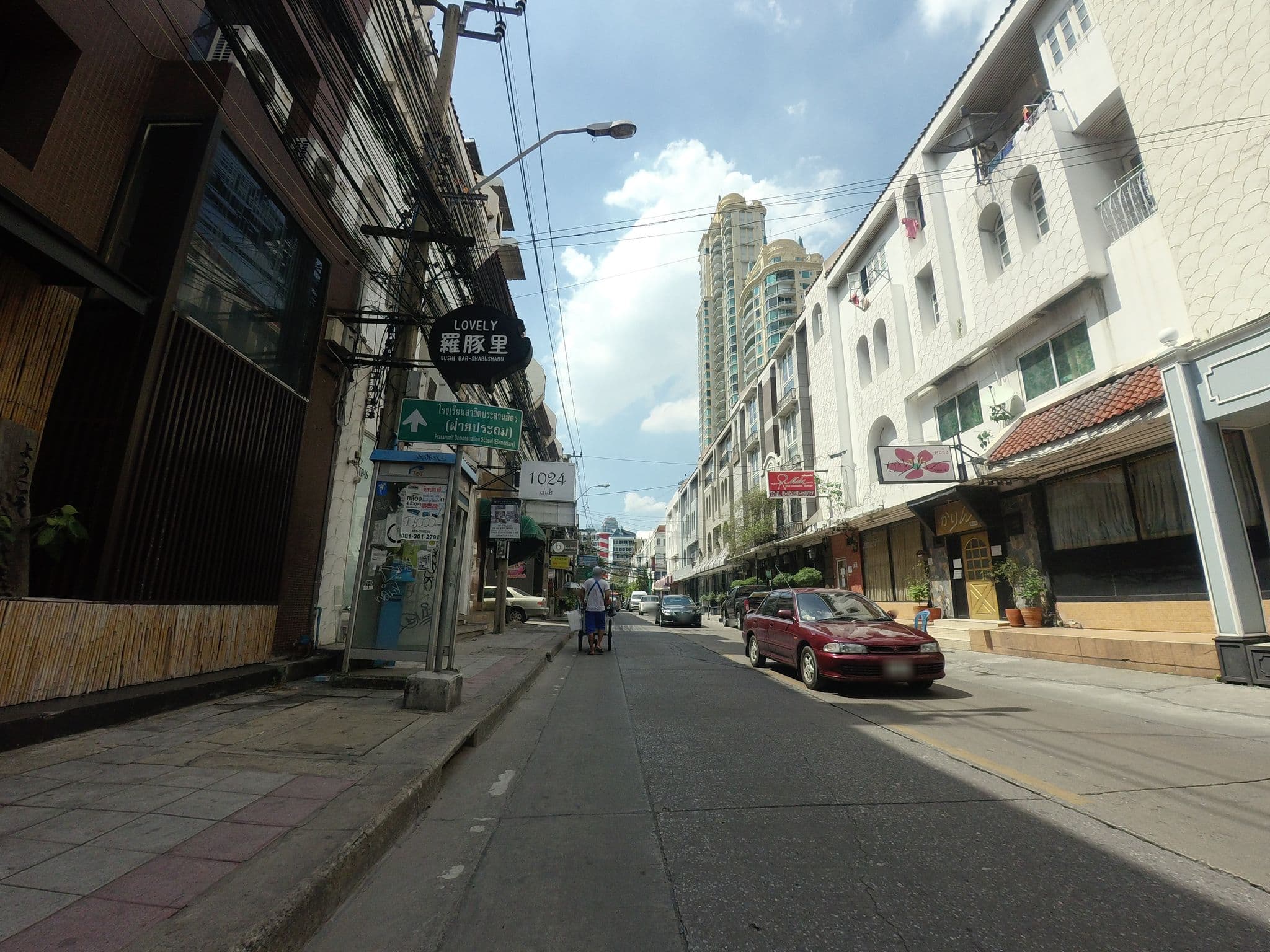 Street view near Bodega Party City Center Bangkok, Watthana — © mishari (CC BY-SA · Mapillary)
