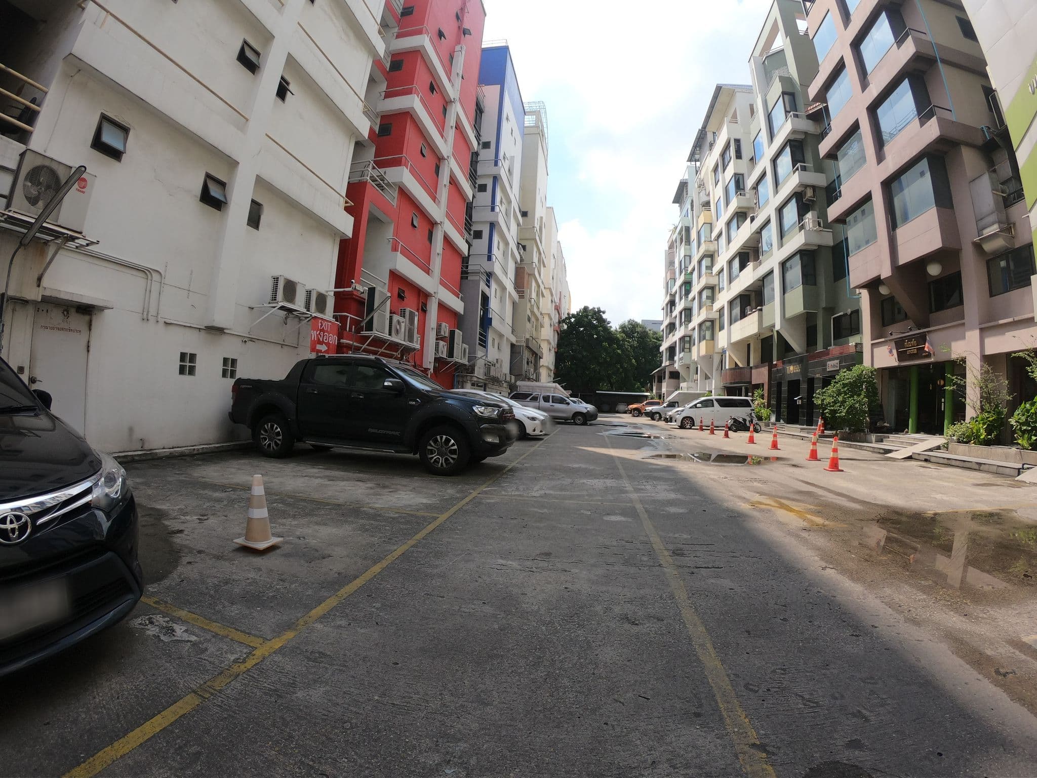 Street view near Cozy at 9 Room and Kitchen, Huai Khwang — © ozflor (CC BY-SA · Mapillary)
