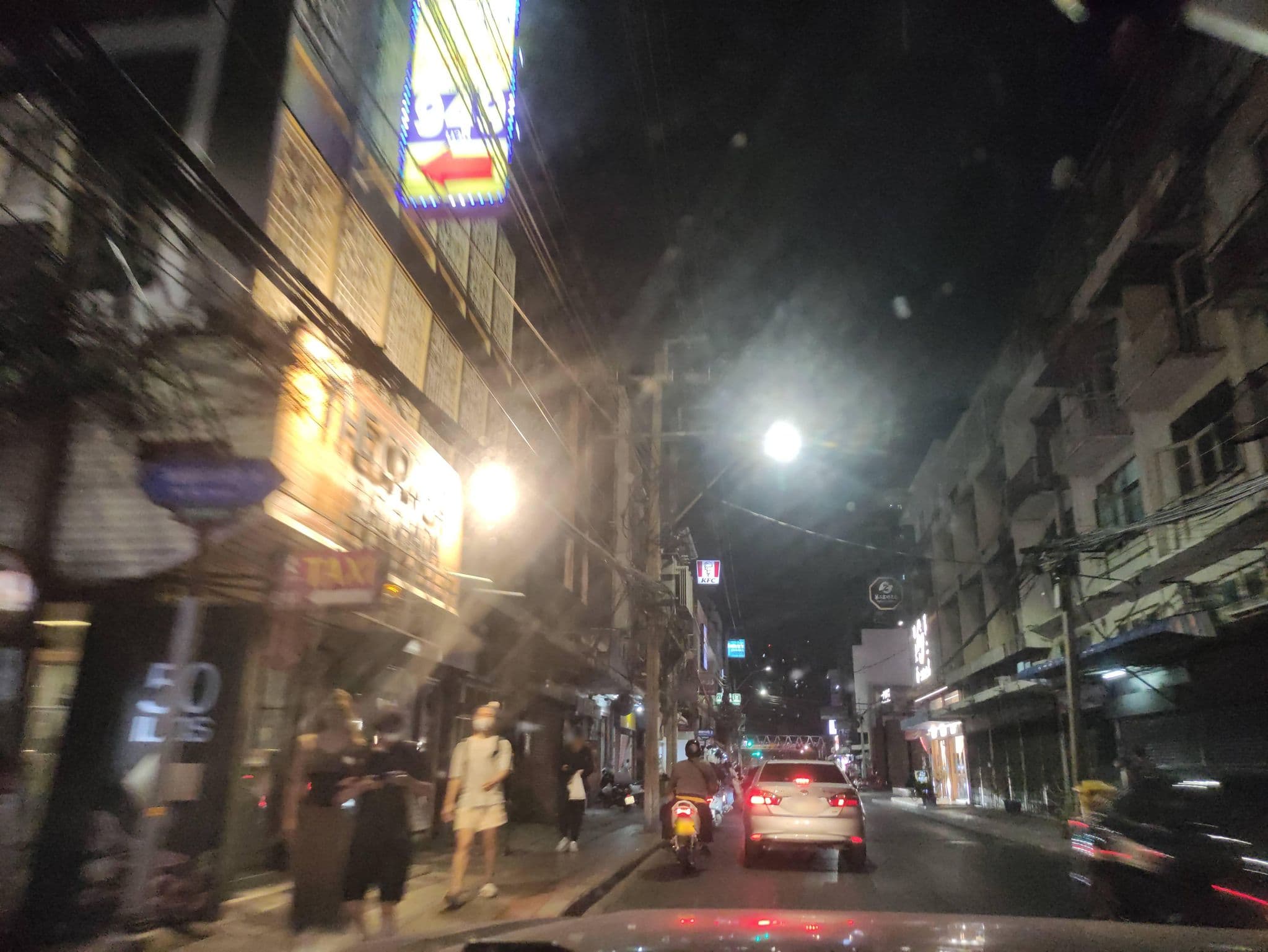 Street view near Moom Pon Khlai Hostel & Spa, Din Daeng — © kasetitkml_pipitchai (CC BY-SA · Mapillary)