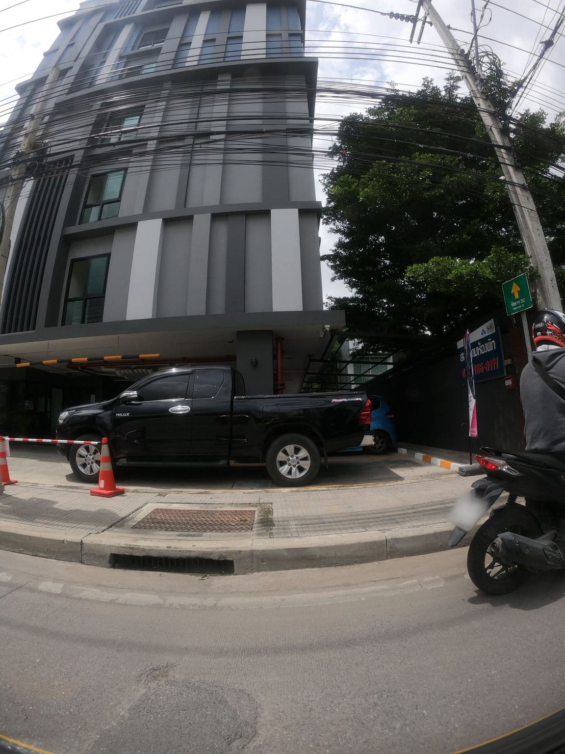 Street view near SiRi Residence Bangkok, Chan Kasem — © ozflor (CC BY-SA · Mapillary)
