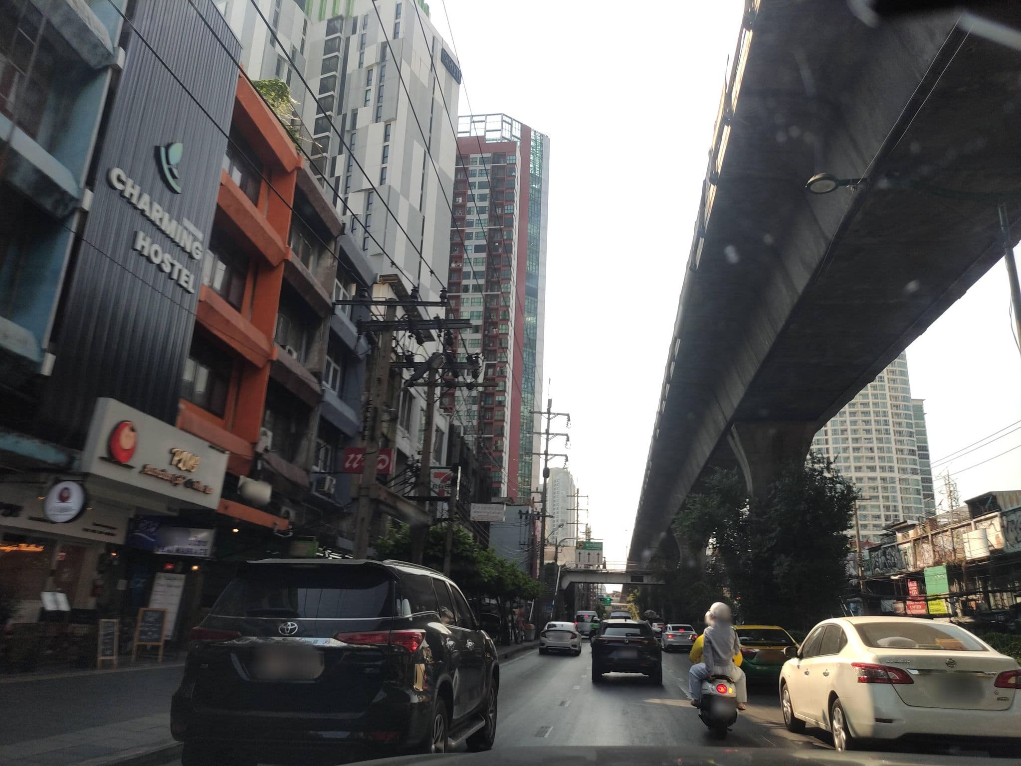Street view near Charming Hostel and Australian Cafe, Phra Khanong — © kasetitkml_pipitchai (CC BY-SA · Mapillary)