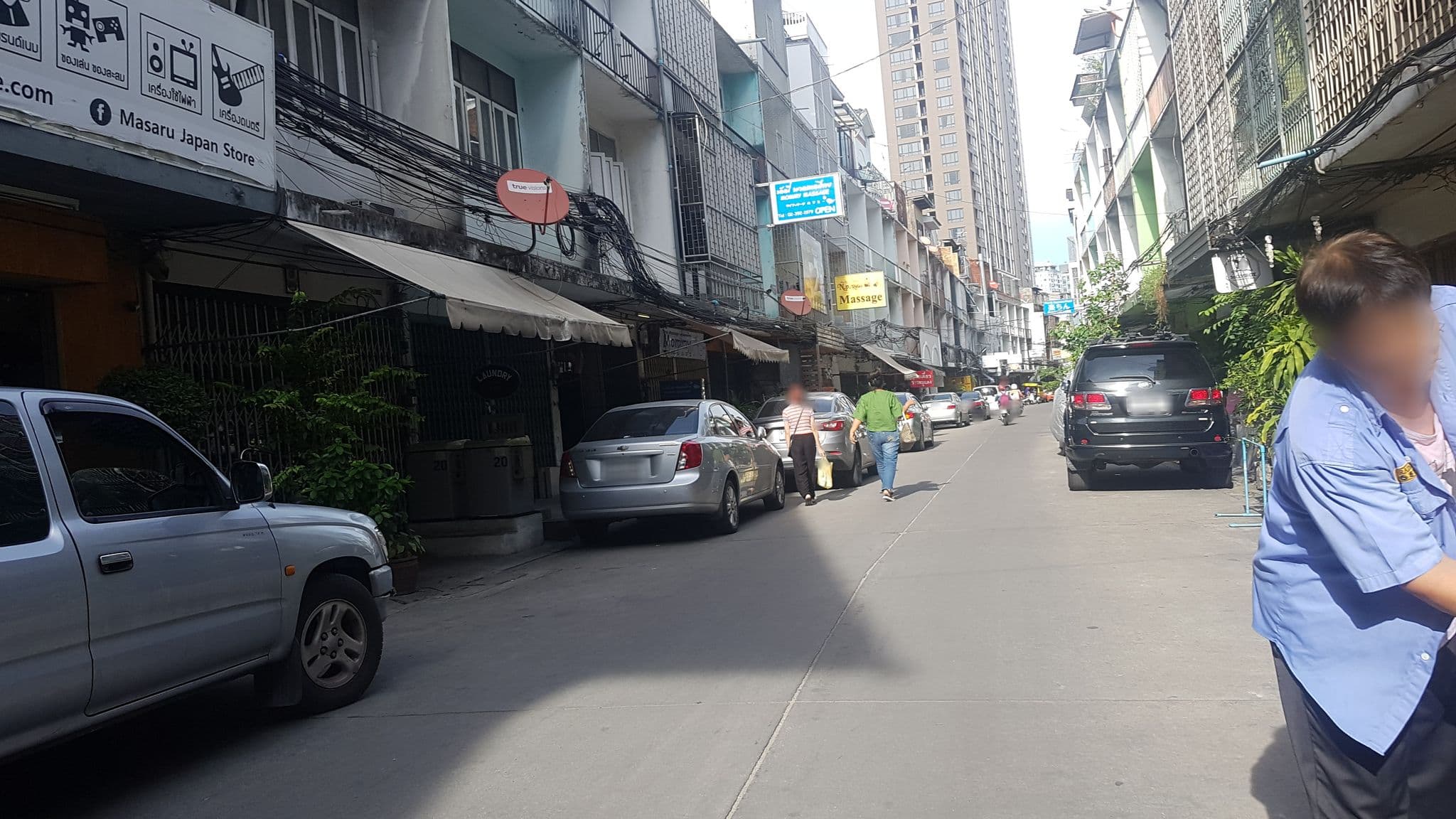 Street view near Local Time Bangkok Hostel & Cafe, Khlong Toei — © kallhoinz (CC BY-SA · Mapillary)