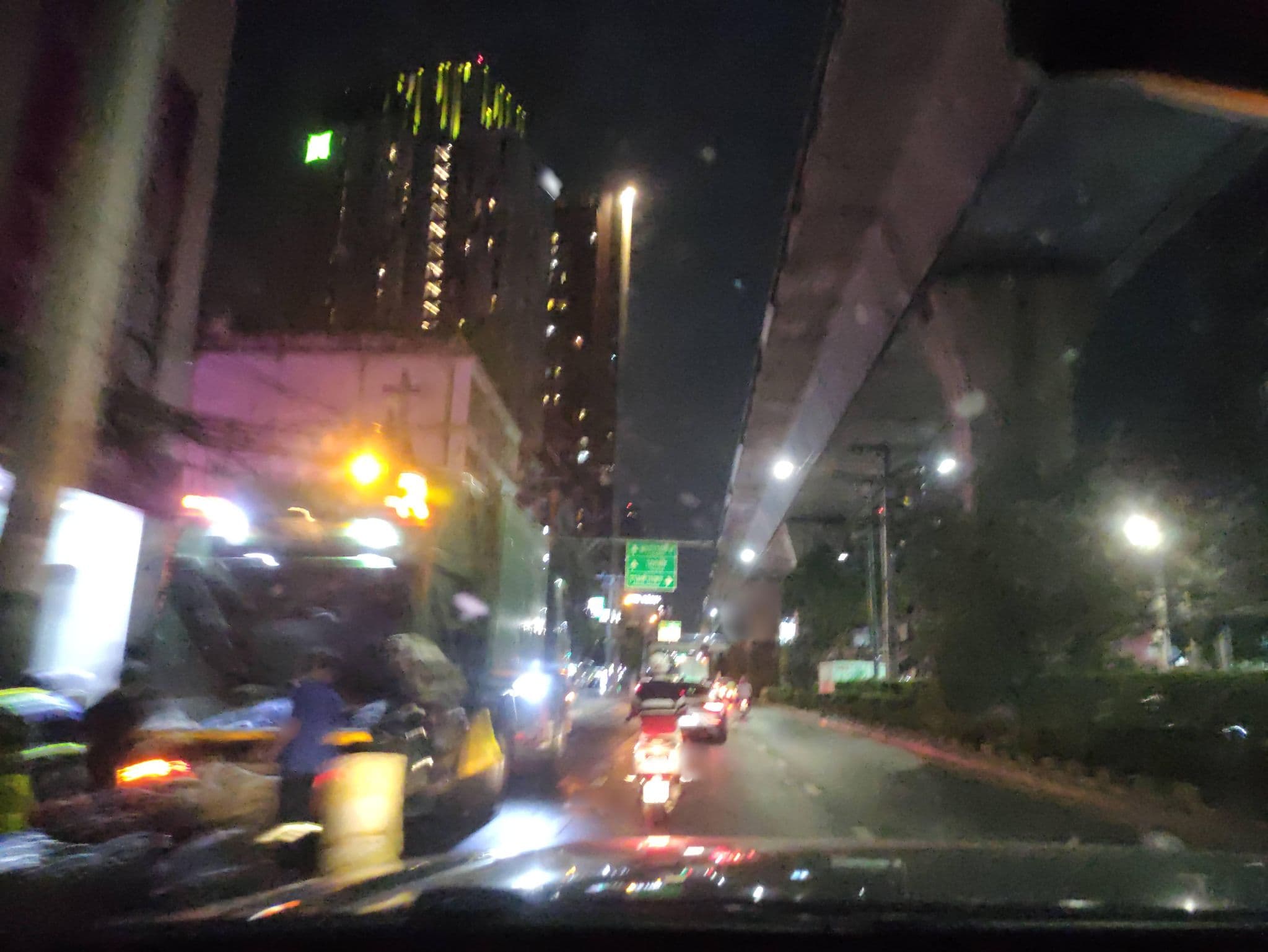 Street view near Cazz hostel & Coffee Shop, Phra Khanong — © kasetitkml_pipitchai (CC BY-SA · Mapillary)