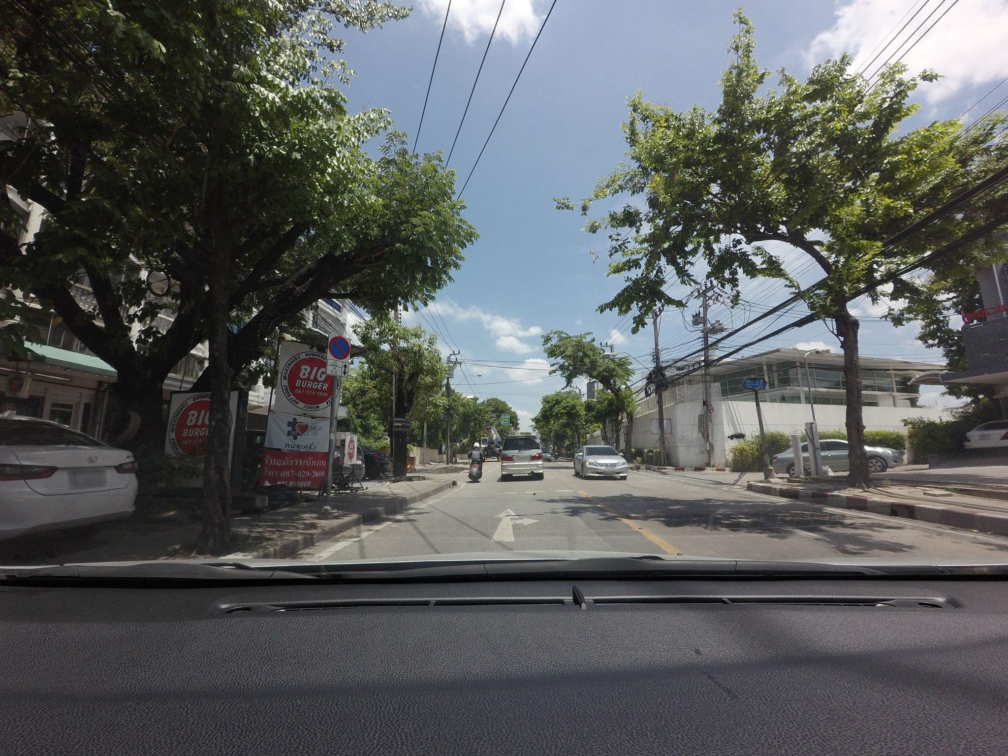 Street view near oneWay GuestHouse BKK, Bang Na — © mishari (CC BY-SA · Mapillary)