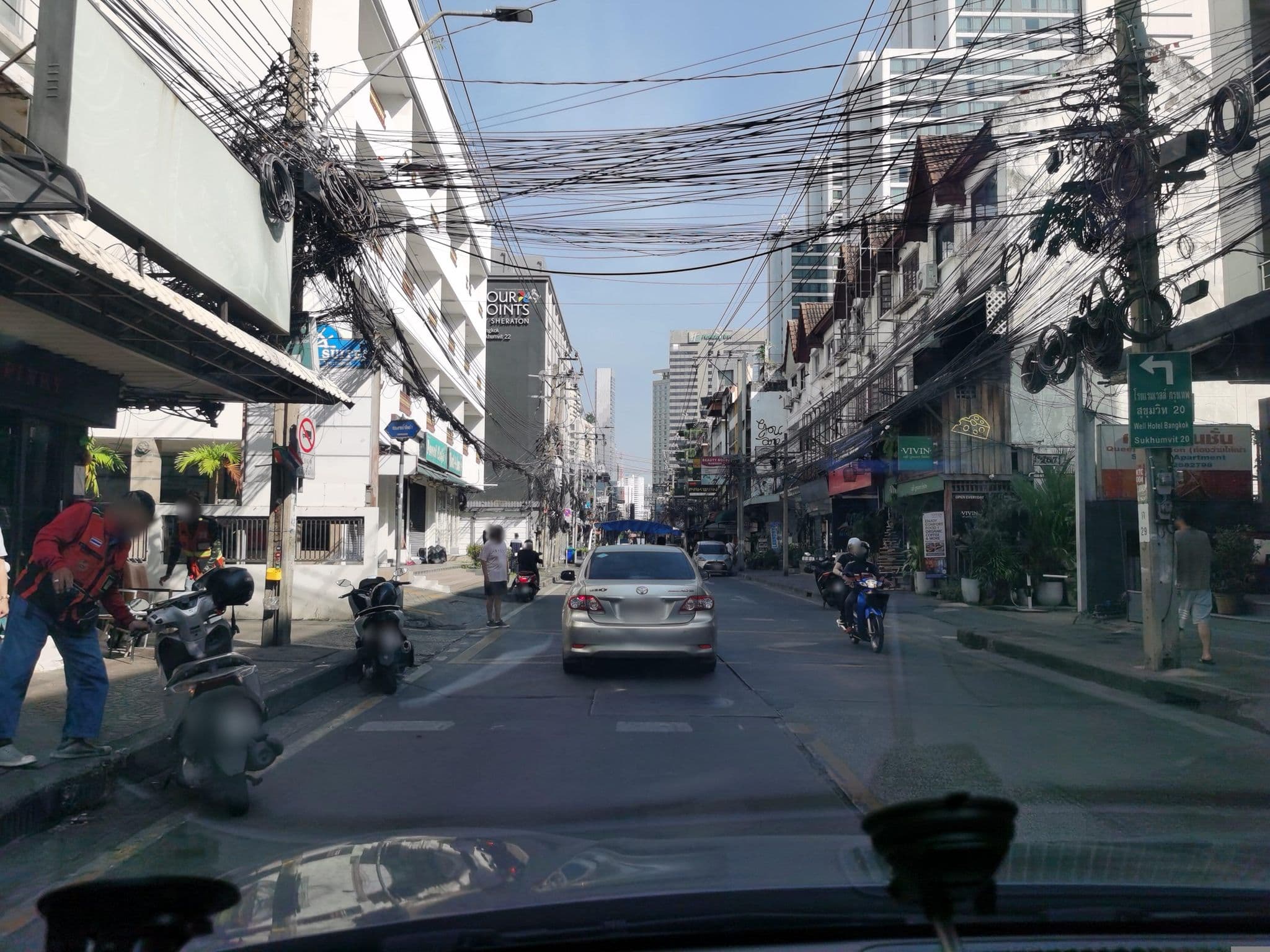 Street view near Admiral Suites Bangkok, Watthana