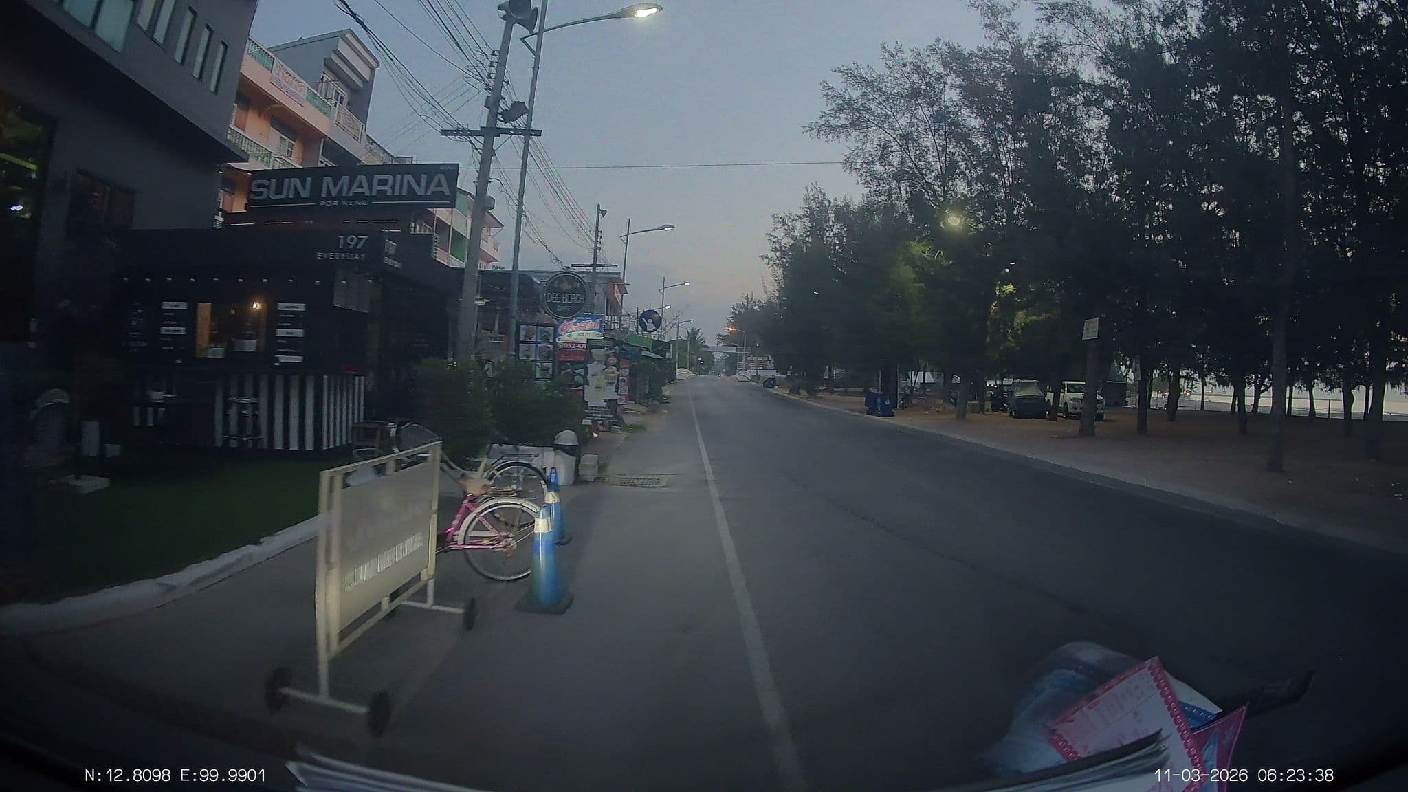 Street view near Sun Marina / โรงแรมซันมารีน่า, Cha-am — © ThailandCambodia (CC BY-SA · Mapillary)