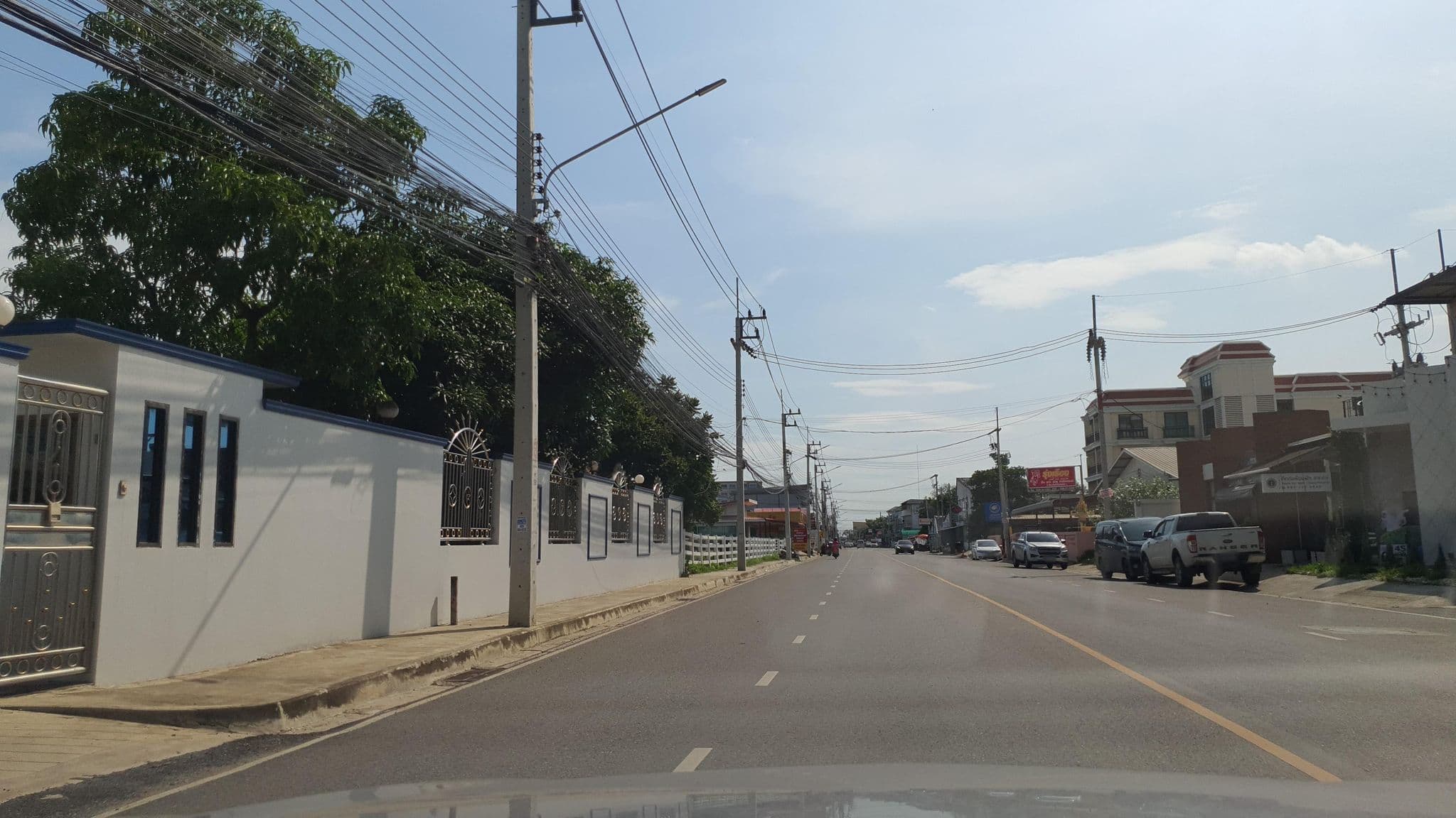 Street view near เจเค ลิฟวิ่ง โฮเทลแอนด์เซอร์วิสอพาร์ทเมนท์ (JK LIVING Hotel And Service apartment), Chachoengsao — © jrcarlsen (CC BY-SA · Mapillary)