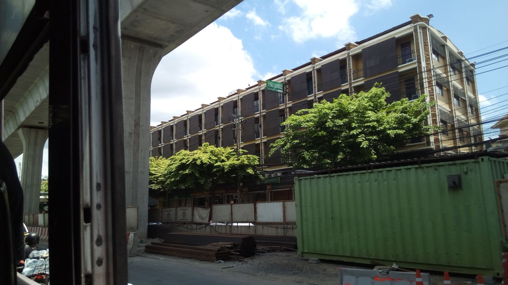 Street view near Paholyothin Park Place, Sena Nikhom — © ozflor (CC BY-SA · Mapillary)