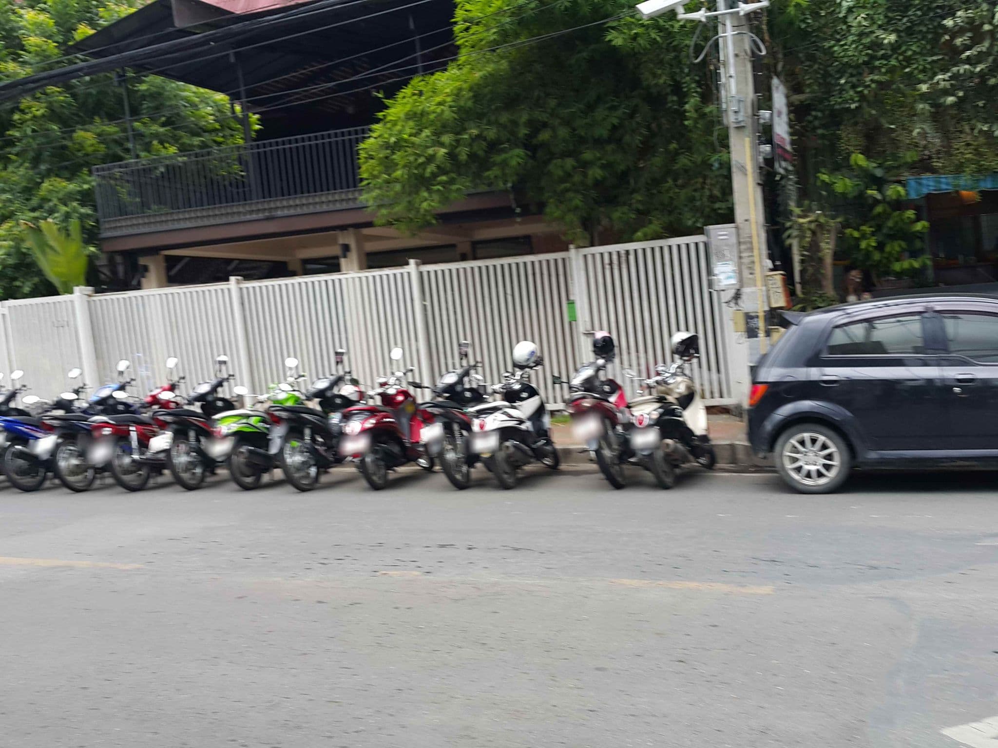 Street view near MOMO Hotel, Chiang Mai — © jrcarlsen (CC BY-SA · Mapillary)