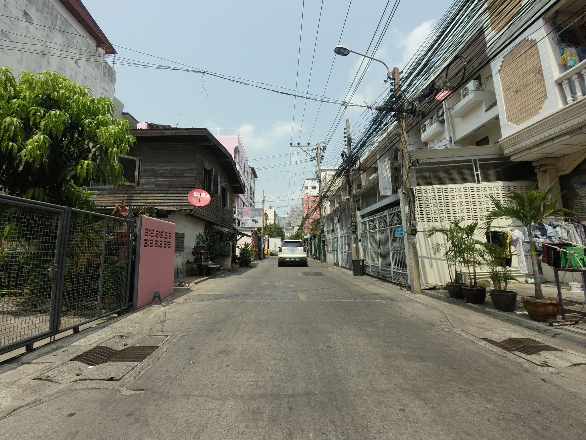 Street view near The Nhorm Hotel (เดอะ โณม โฮเทล), Huai Khwang — © mishari (CC BY-SA · Mapillary)