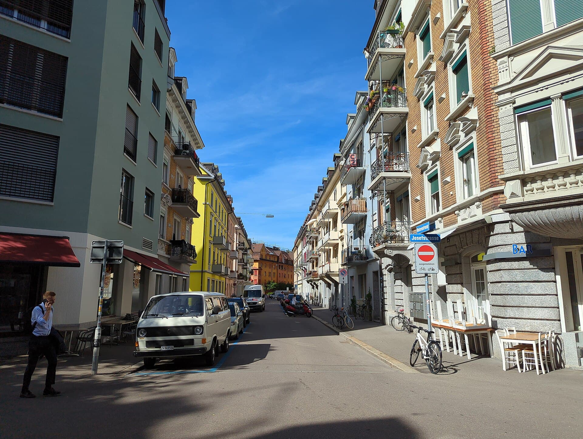 Inside Five City Apartments (via Wikimedia Commons, CC BY-SA 3.0)