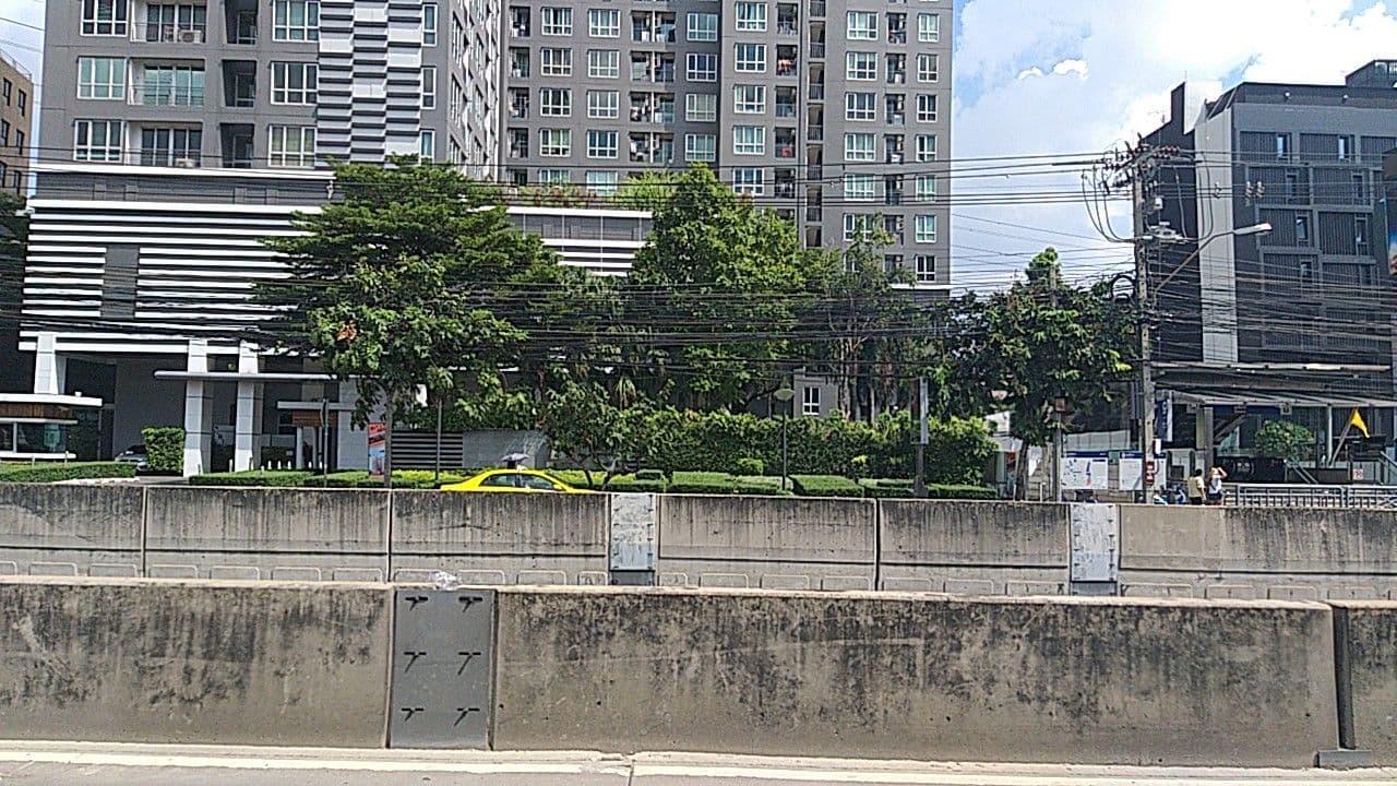 Street view near Aspira One Sutthisan, Din Daeng — © ozflor (CC BY-SA · Mapillary)