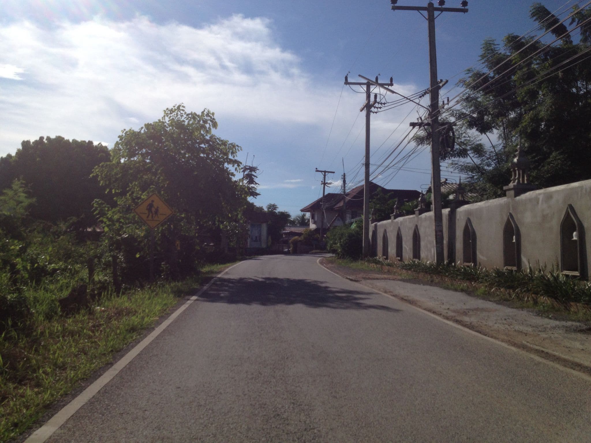 Street view near Monmuang Resort, Hang Dong — © jimwatana (CC BY-SA · Mapillary)