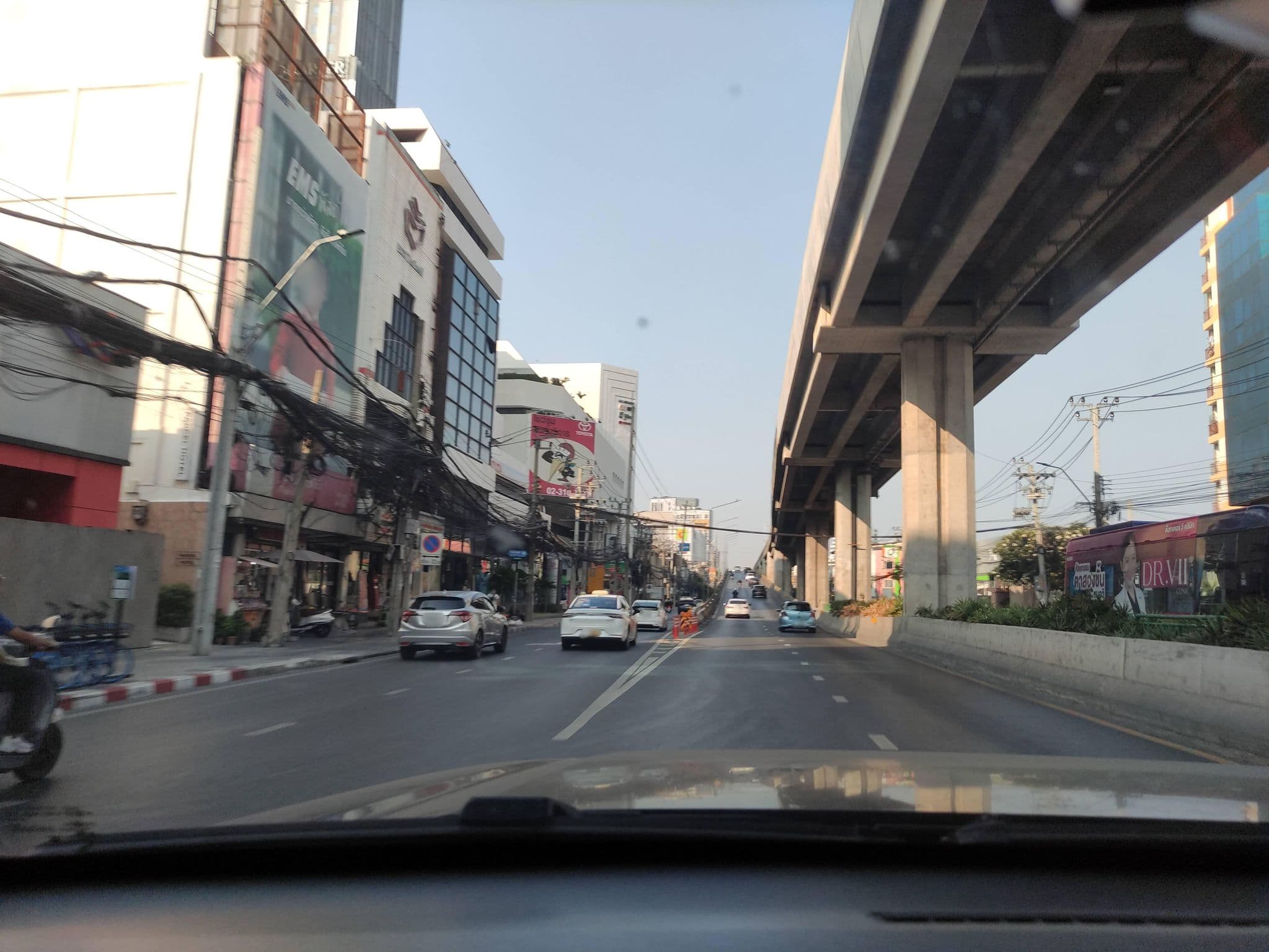 Street view near Parcel Hotel Bangkok, Ban Khlong Sakae — © kasetitkml_pipitchai (CC BY-SA · Mapillary)