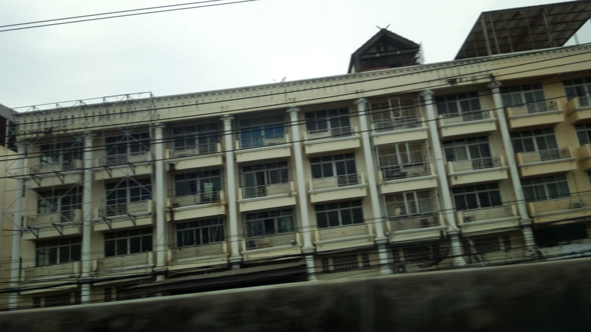 Street view near Cigar Cat Boutique Hotel โรงแรมแมวคุณนีโน่ เมทนี (รับฝากเลี้ยงแมว อาบน้ำ ตัดขน), Khlong Luang — © ozflor (CC BY-SA · Mapillary)