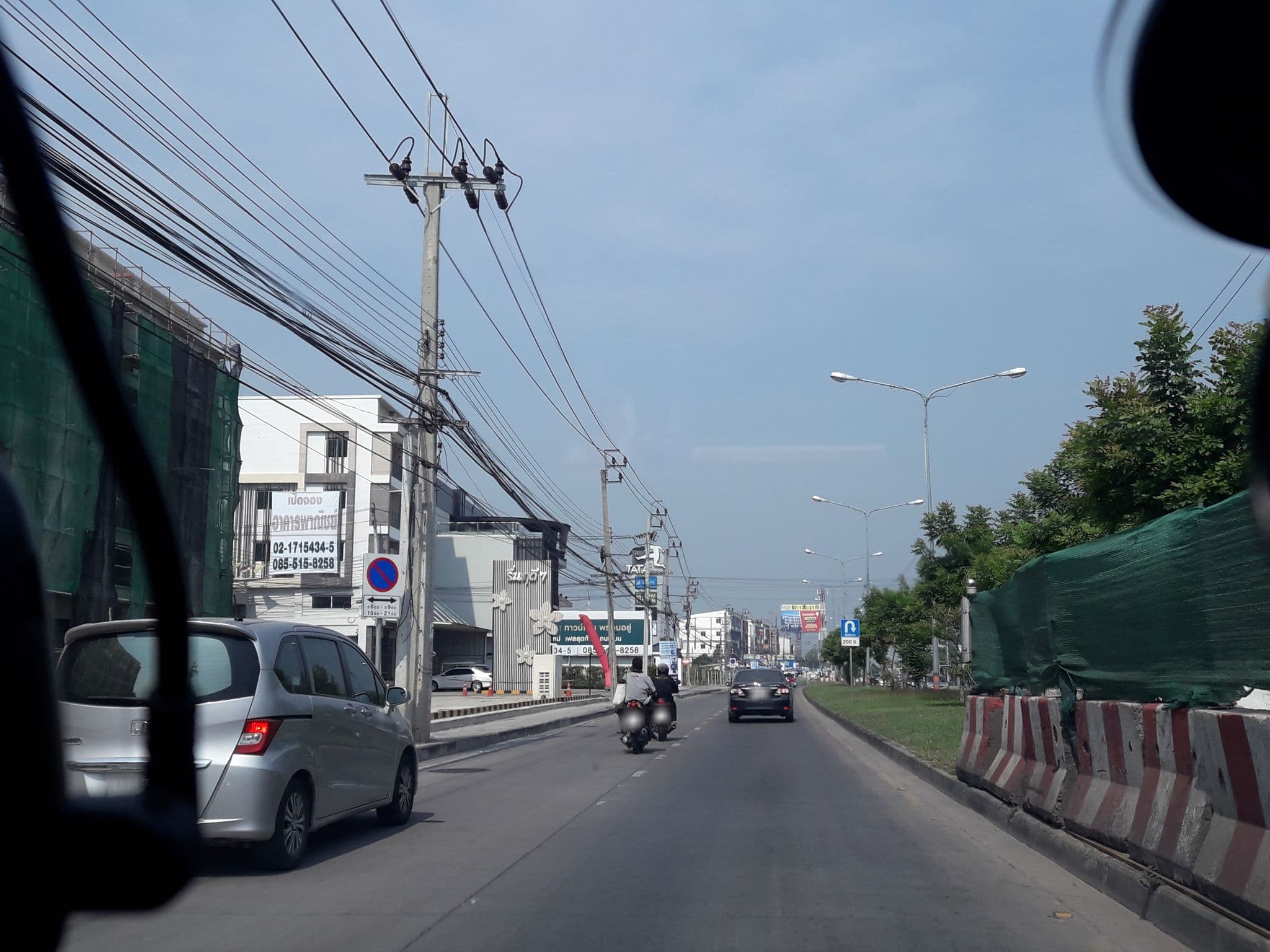 Street view near คลินิกสัตว์บ้านหลังเล็ก Baan Lang Lek Pet Clinic & Hotel, Khlong Sam Wa — © jetman11 (CC BY-SA · Mapillary)