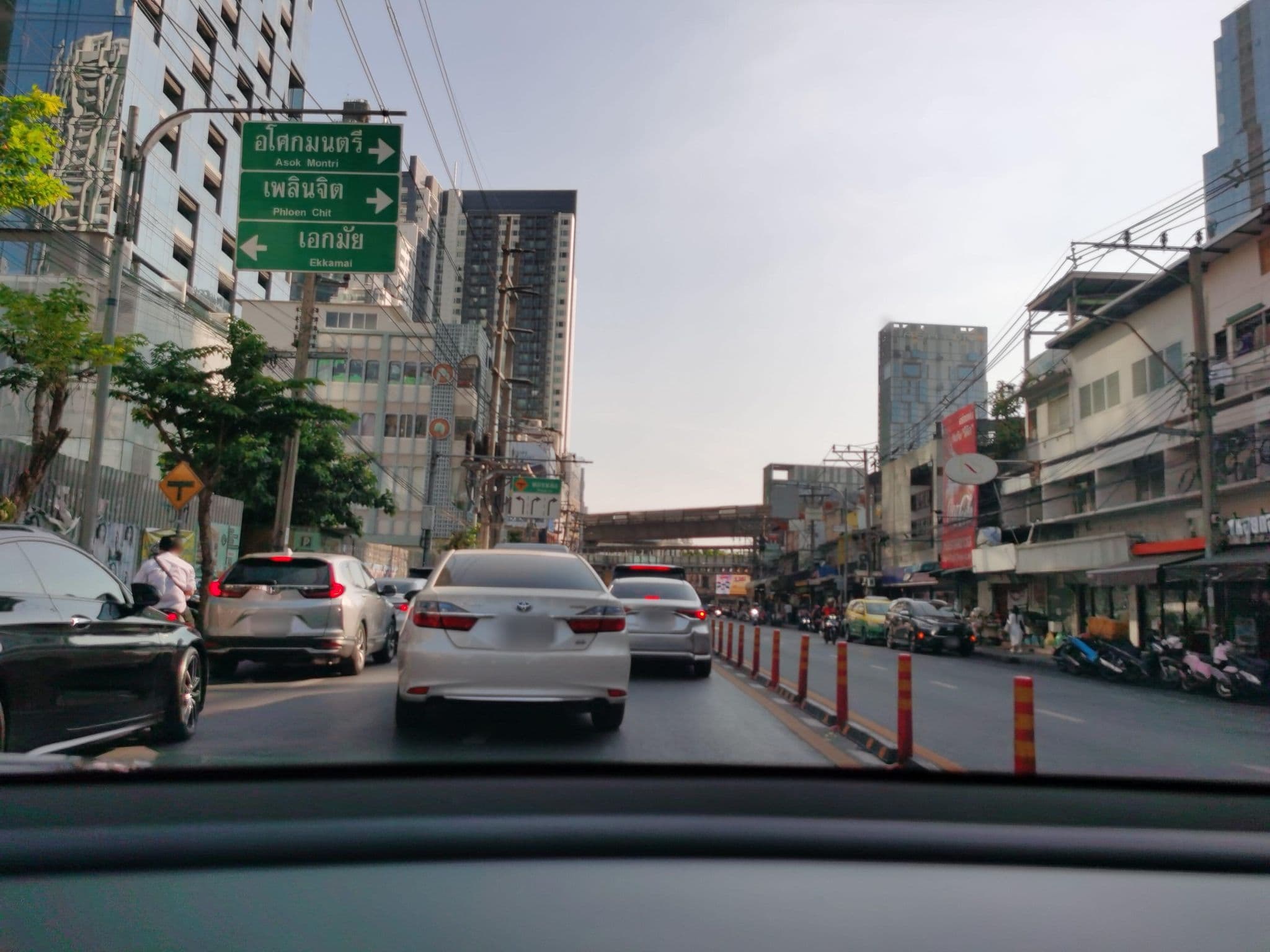 Street view near Hotel Nikko Bangkok, Watthana — © lin_wang (CC BY-SA · Mapillary)