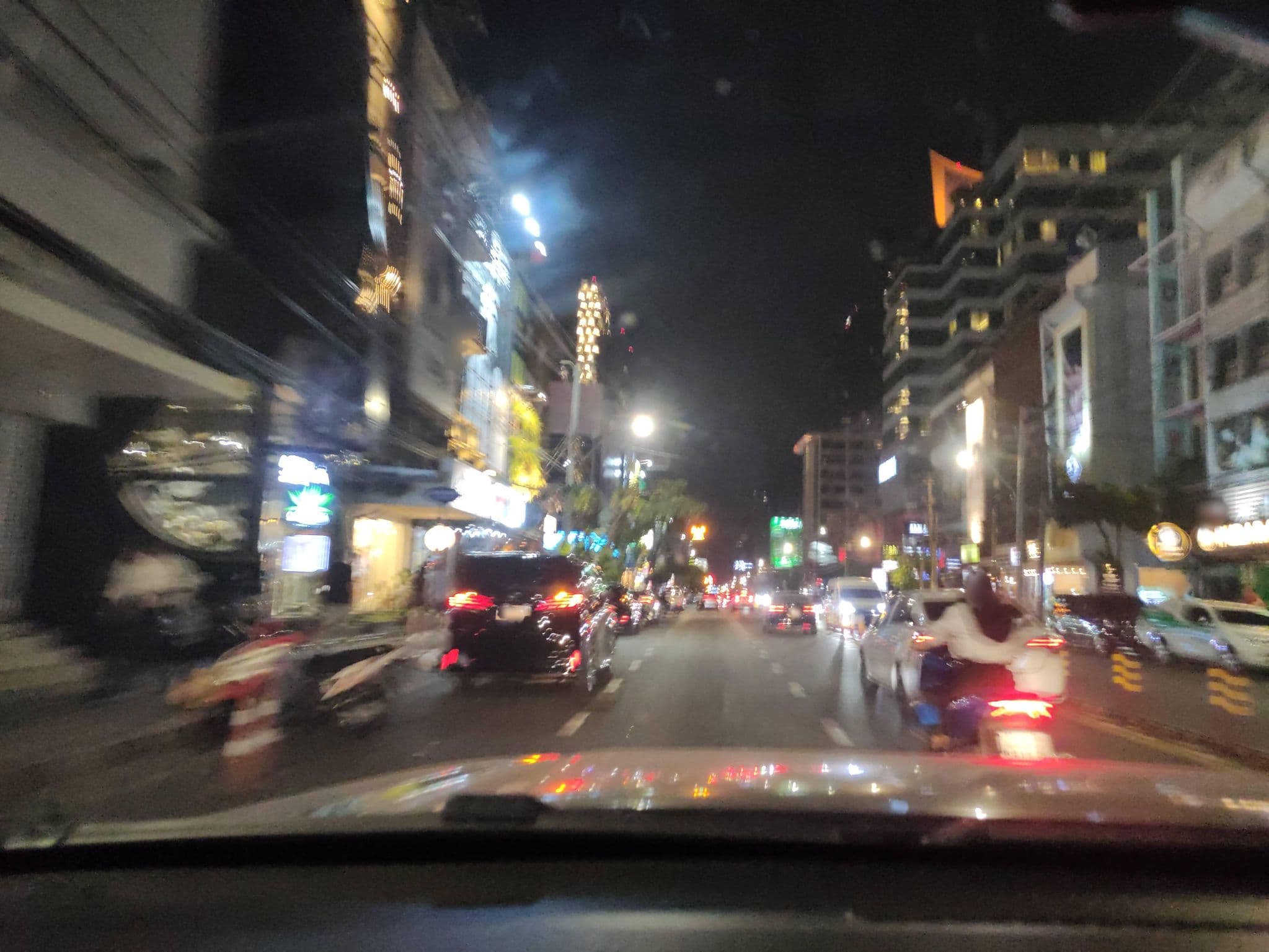 Street view near Nantra De Comfort Hotel, Watthana