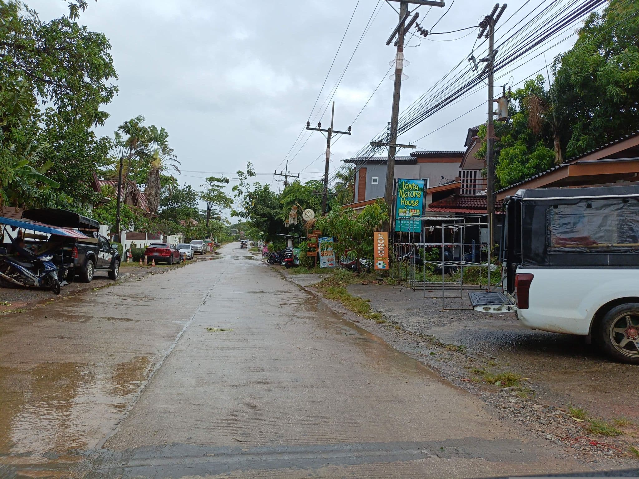 Street view near Lanta Intanin Resort, Ko Lanta — © skillsy (CC BY-SA · Mapillary)