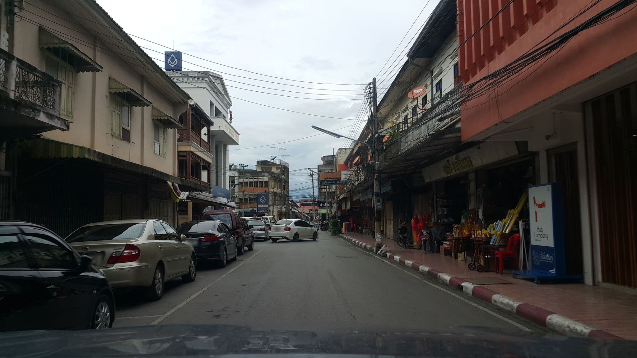 Street view near Hug Lampang Boutique Hotel, Lampang — © jrcarlsen (CC BY-SA · Mapillary)