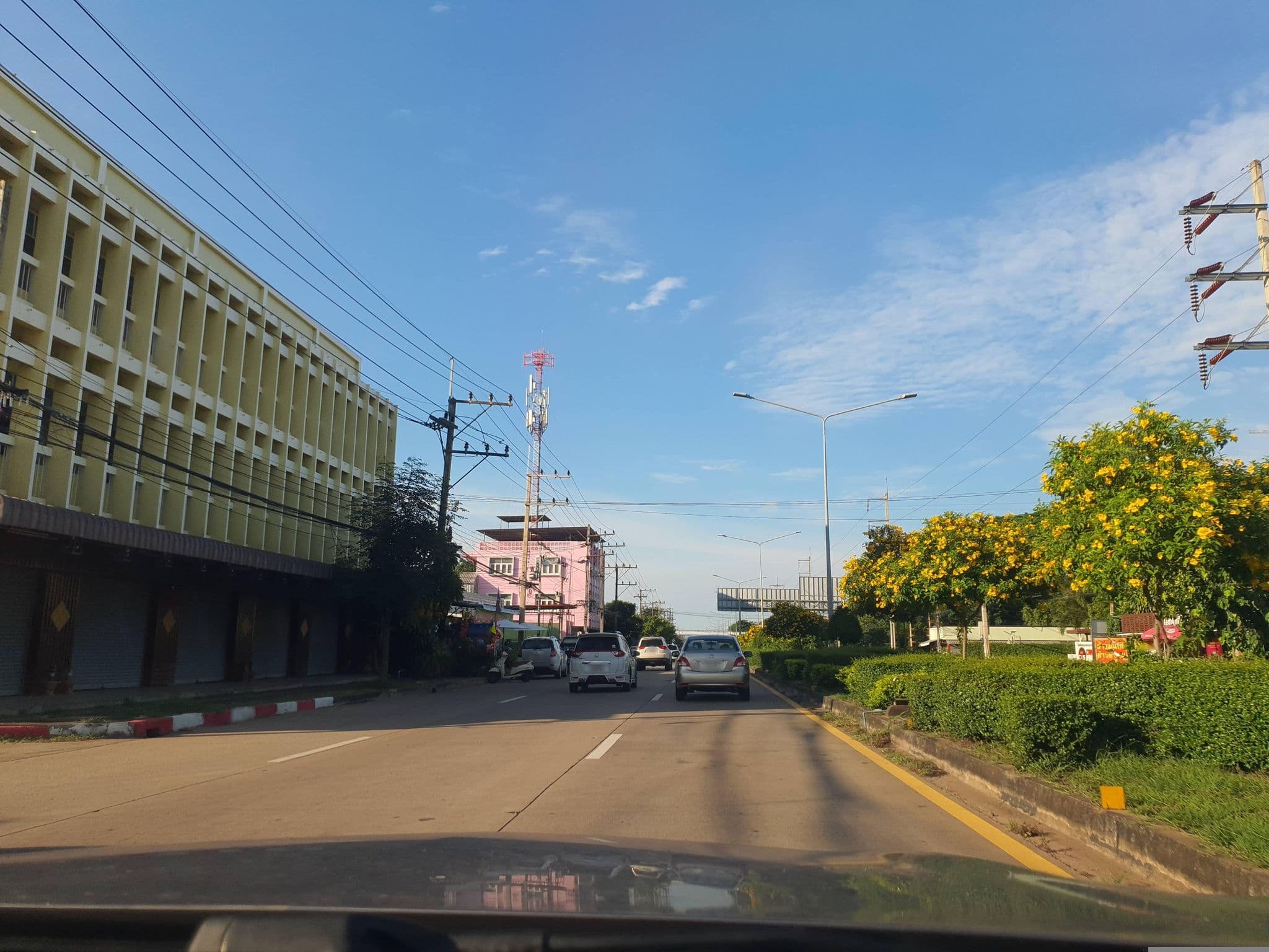 Street view near Butnamtong Hotel, Lampang — © jrcarlsen (CC BY-SA · Mapillary)