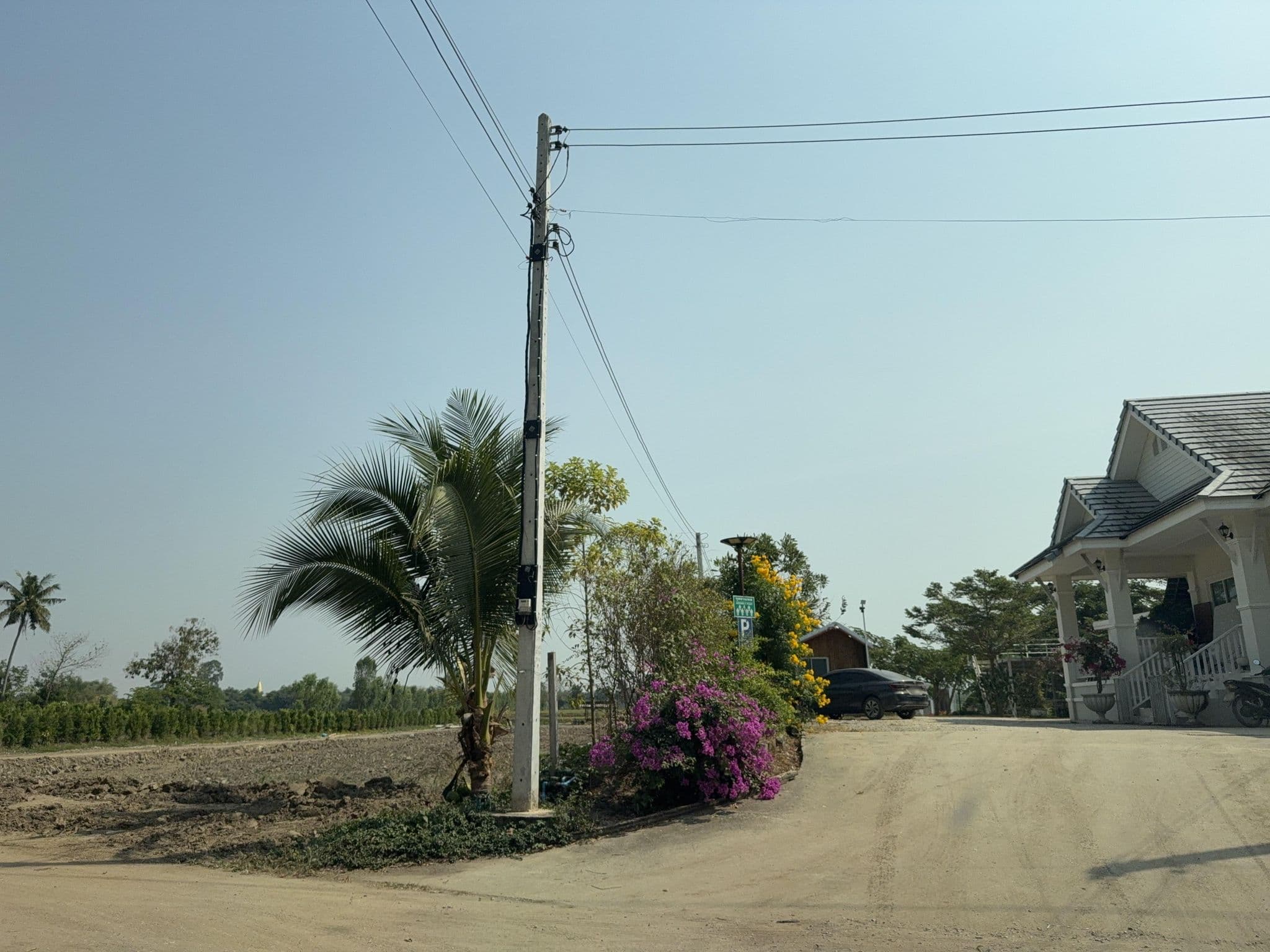 Street view near โรงแรมอัสแอนด์เอาส์ Us and Ours Hotel, Lan Sak — © kasidetma (CC BY-SA · Mapillary)