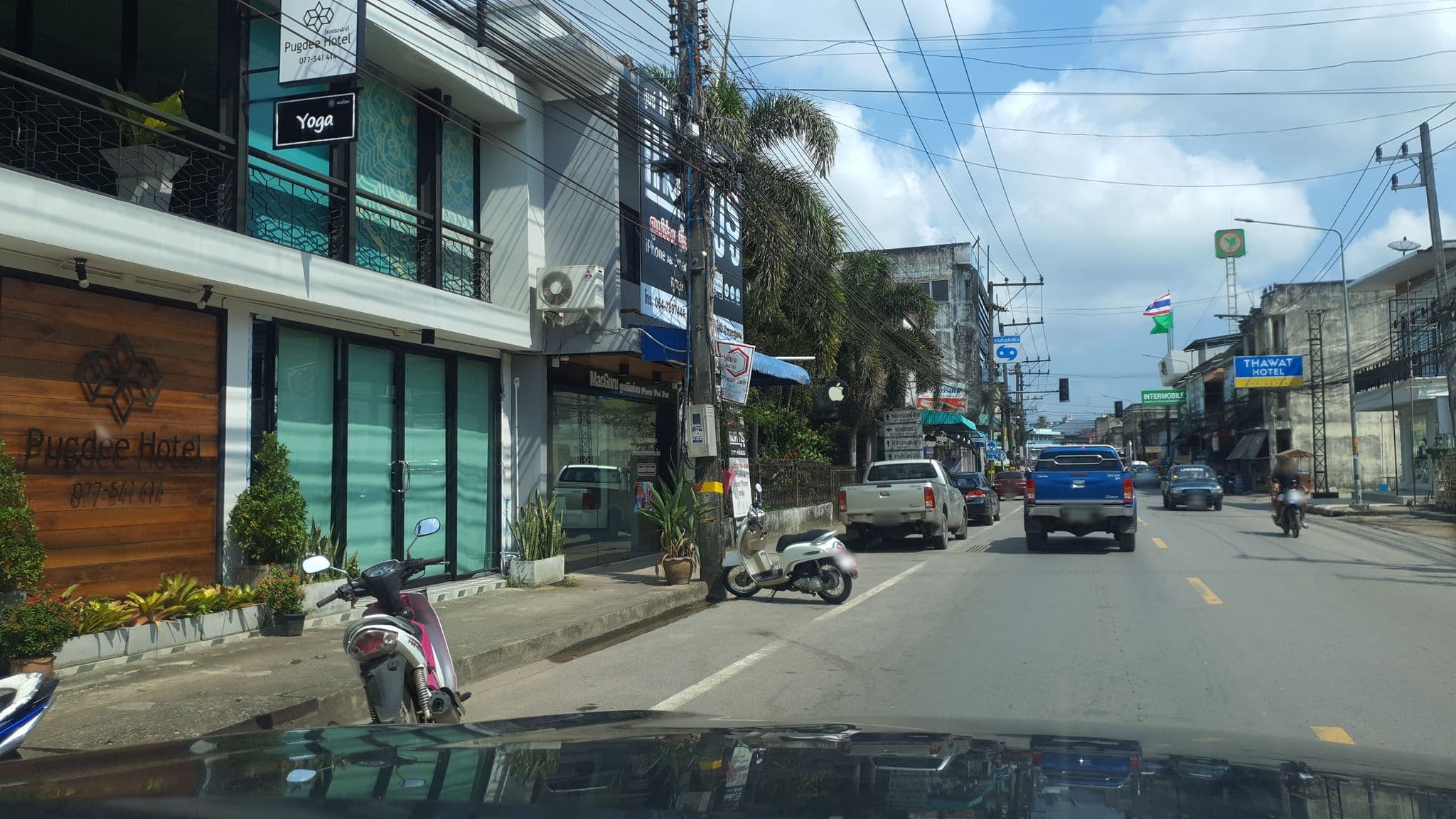 Street view near Pugdee Hotel, Lang Suan — © jrcarlsen (CC BY-SA · Mapillary)