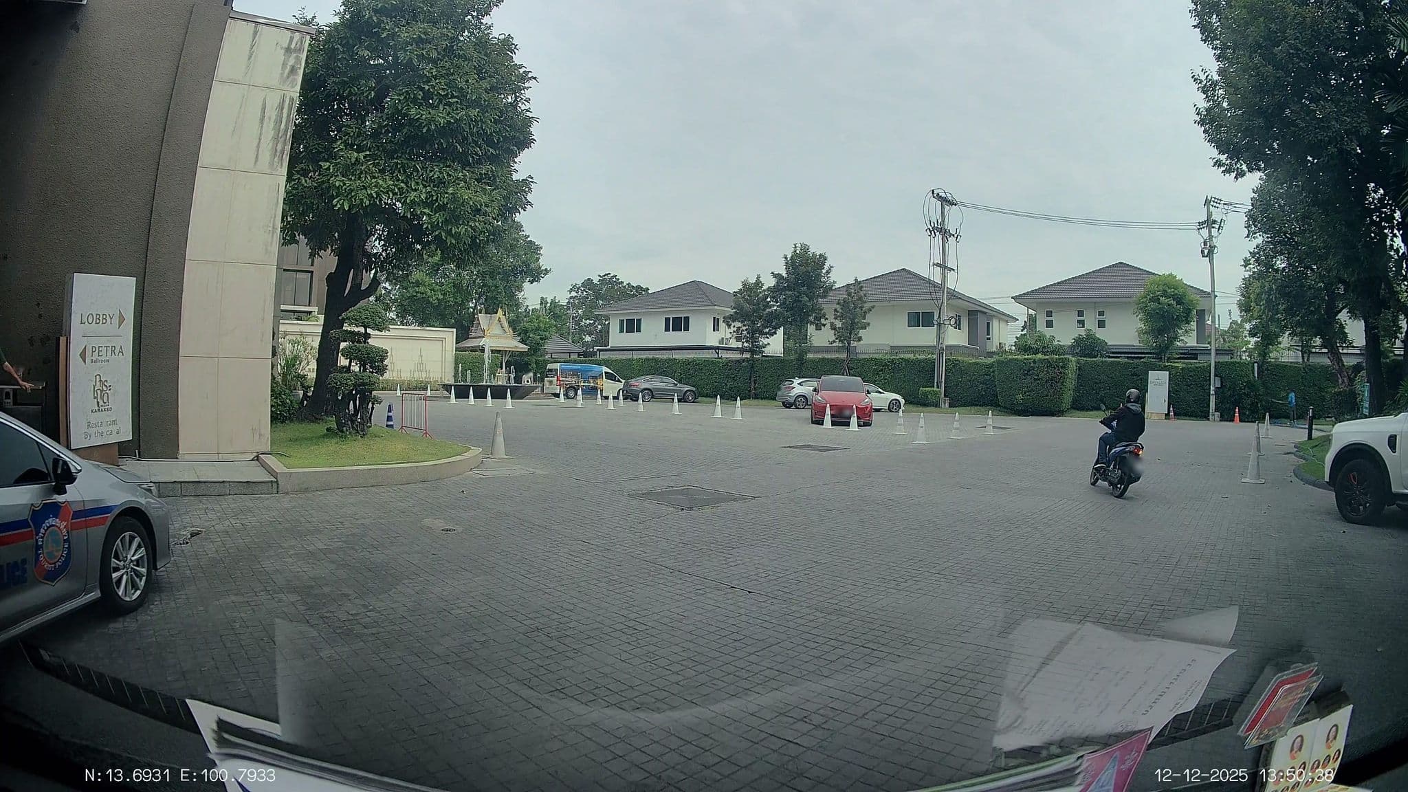 Street view near Divalux Resort & Spa Bangkok Suvarnabhumi Airport, Lat Krabang — © ThailandCambodia (CC BY-SA · Mapillary)